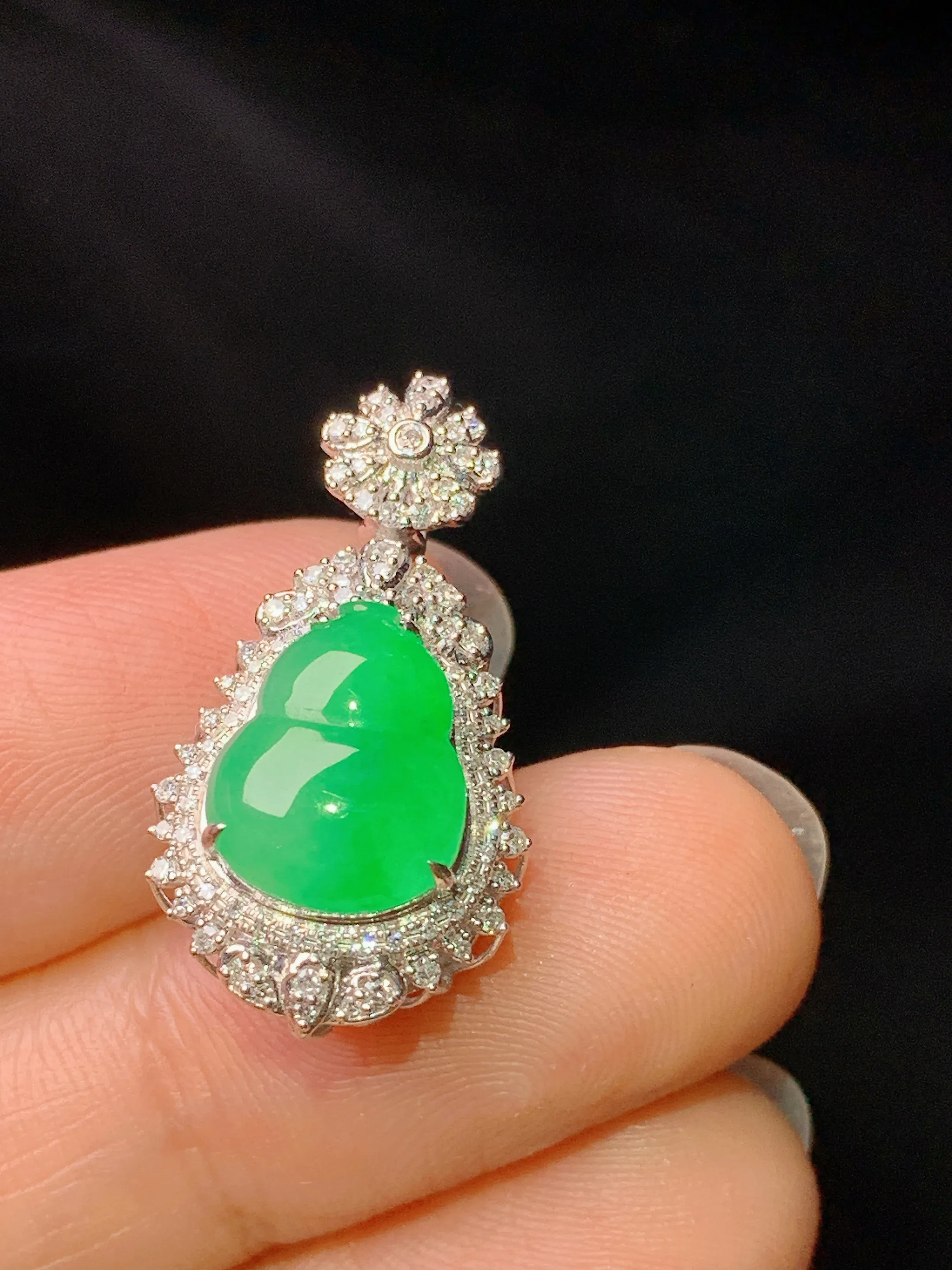 18k金钻镶嵌翠绿葫芦吊坠 玉质细腻 色泽艳丽清新 整体尺寸24.8*13.3*10.2