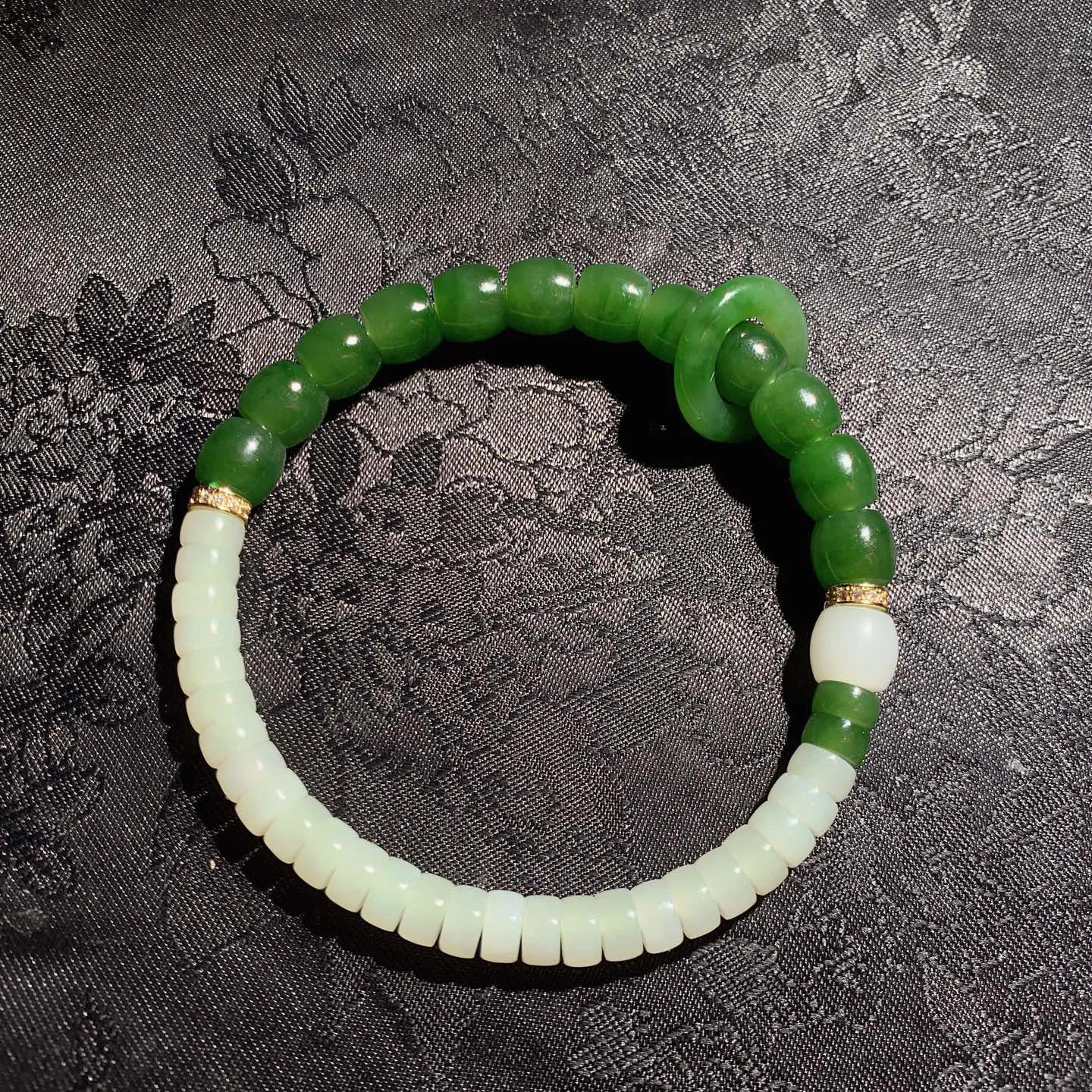 和田玉鲜阳绿俄罗斯碧玉直切手串 单颗尺寸7/8重21克。玉质细腻油润。手推出油。佩戴高端典雅。lt260206