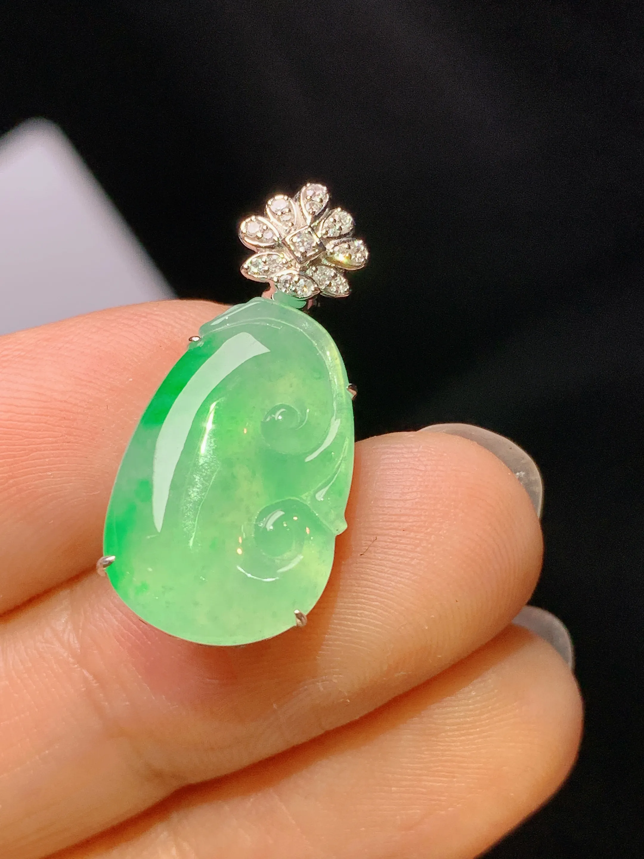 18k金钻镶嵌翠绿如意吊坠 玉质细腻 色泽艳丽清新 整体尺寸24.5*11.5*5.6