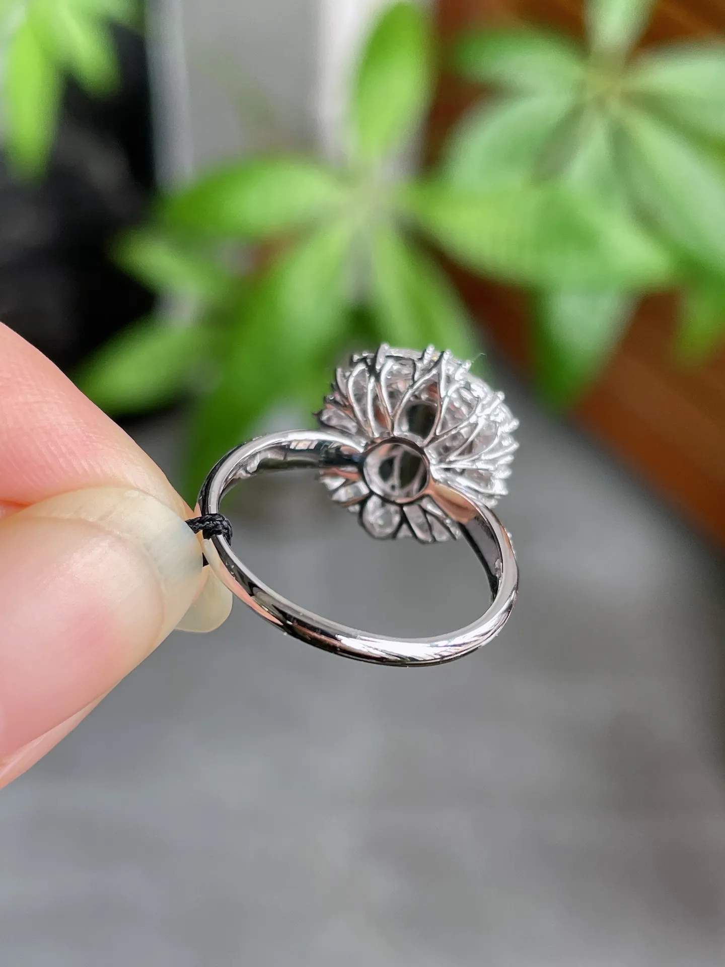 18k金钻豪镶冰绿蛋戒指
裸石10.2-8.3-3mm
S51