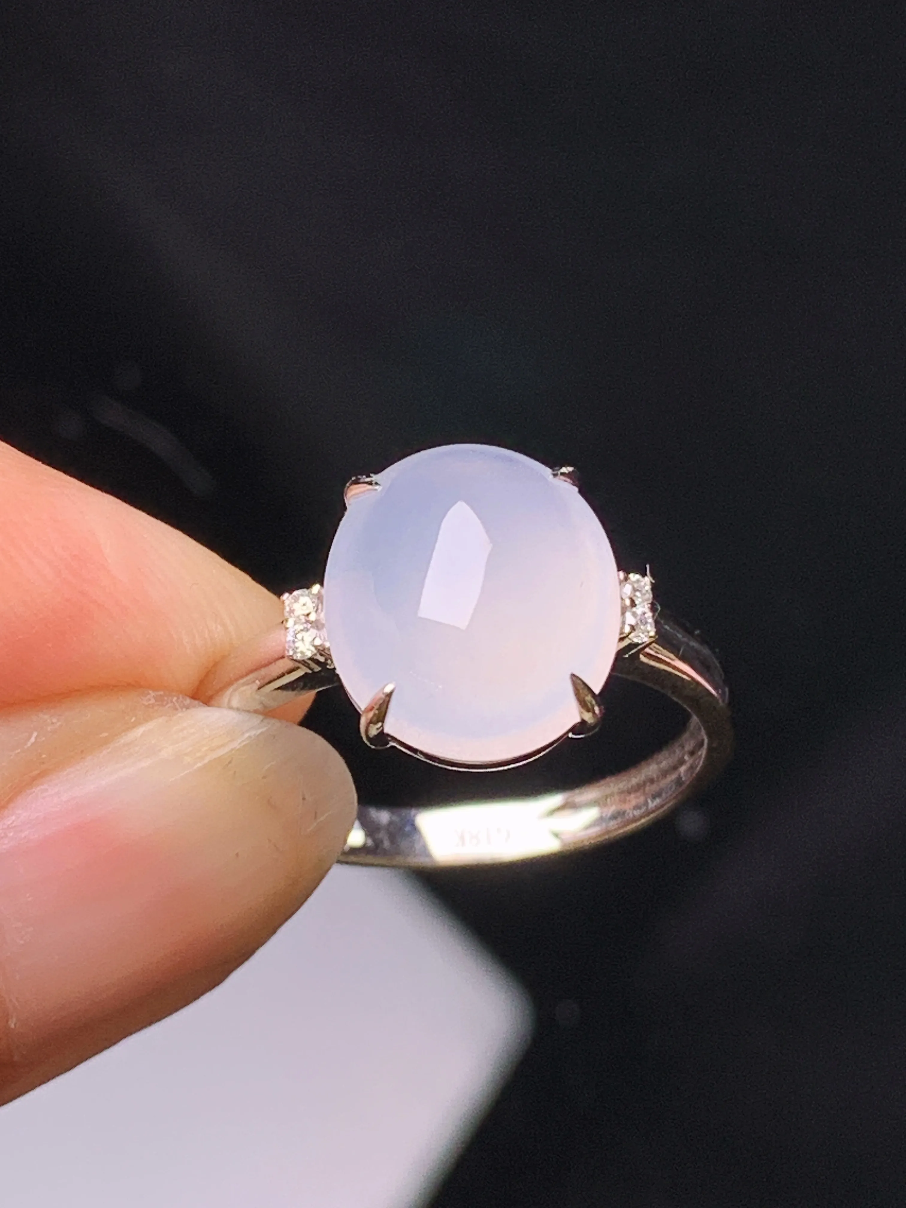 18k金钻镶嵌冰种蛋面戒指 玉质细腻 色泽艳丽清新 圈口14 整体尺寸11.5*9.6*6.3