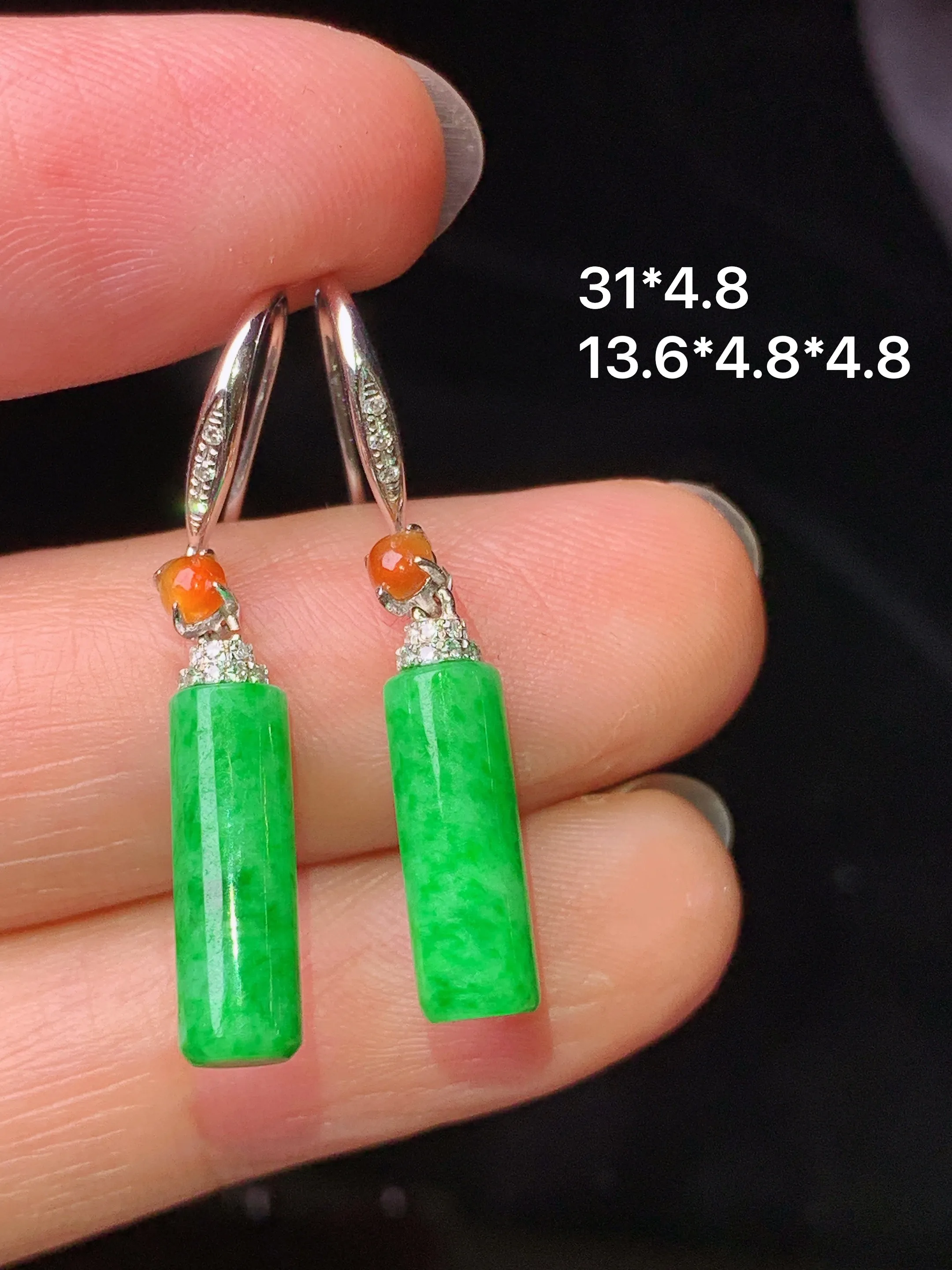 18k金钻镶嵌翠绿玉柱耳坠 玉质细腻 色泽艳丽清新 整体尺寸31*4.8