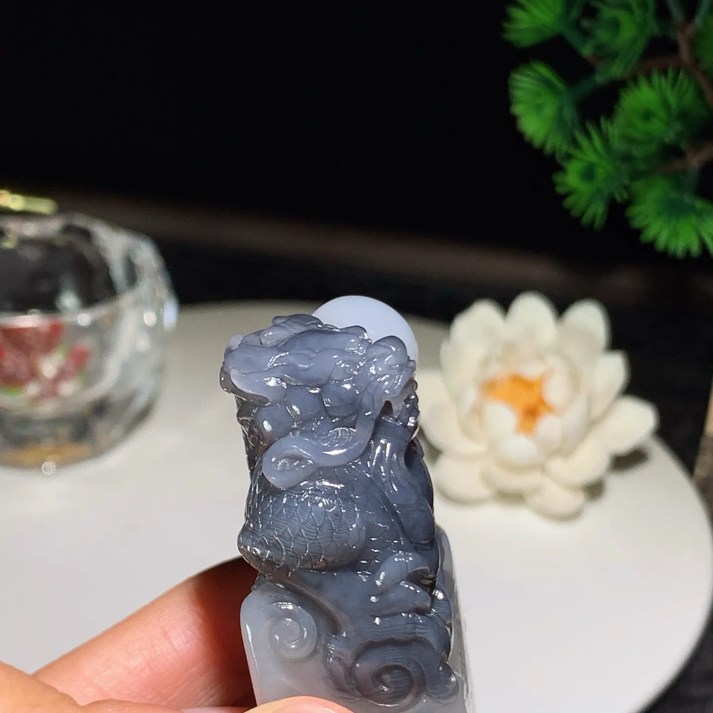 新疆和田玉羊脂白籽料青花龙佑一方印章 尺寸56/36/20重98.5克。玉质细腻油润。手推出油。佩戴高端典雅。lt260207