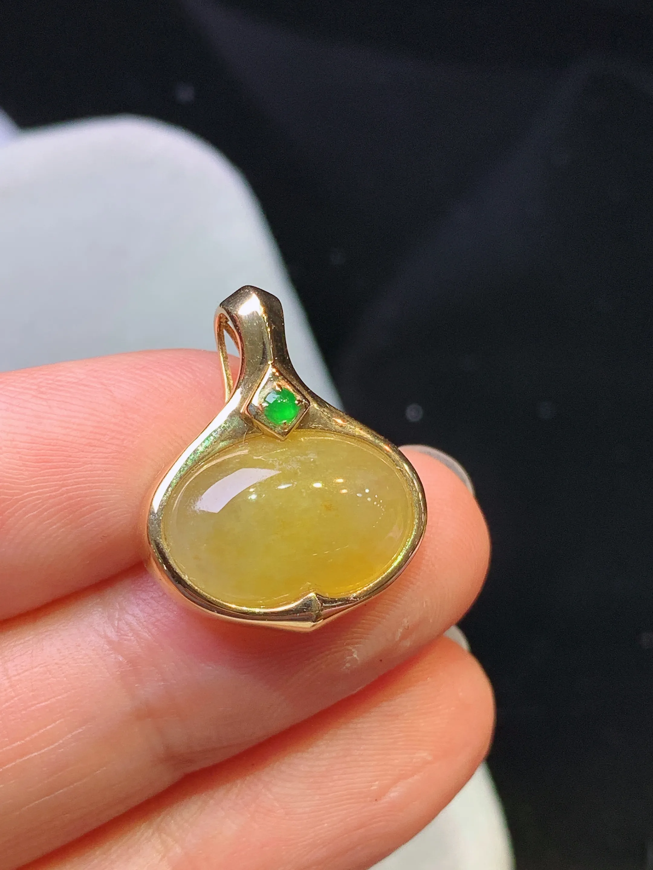 18k金黄翡心形蛋面镶嵌吊坠 玉质细腻 色泽艳丽清新 整体尺寸21*17.5*6