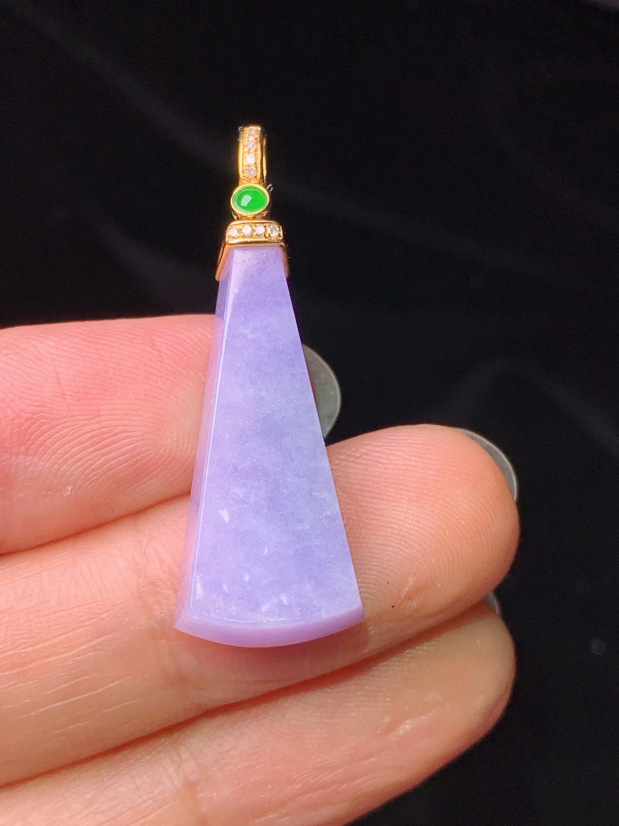 18k金钻镶嵌紫罗兰无事牌吊坠 玉质细腻 色泽艳丽清新 整体尺寸34.2*11.6*6