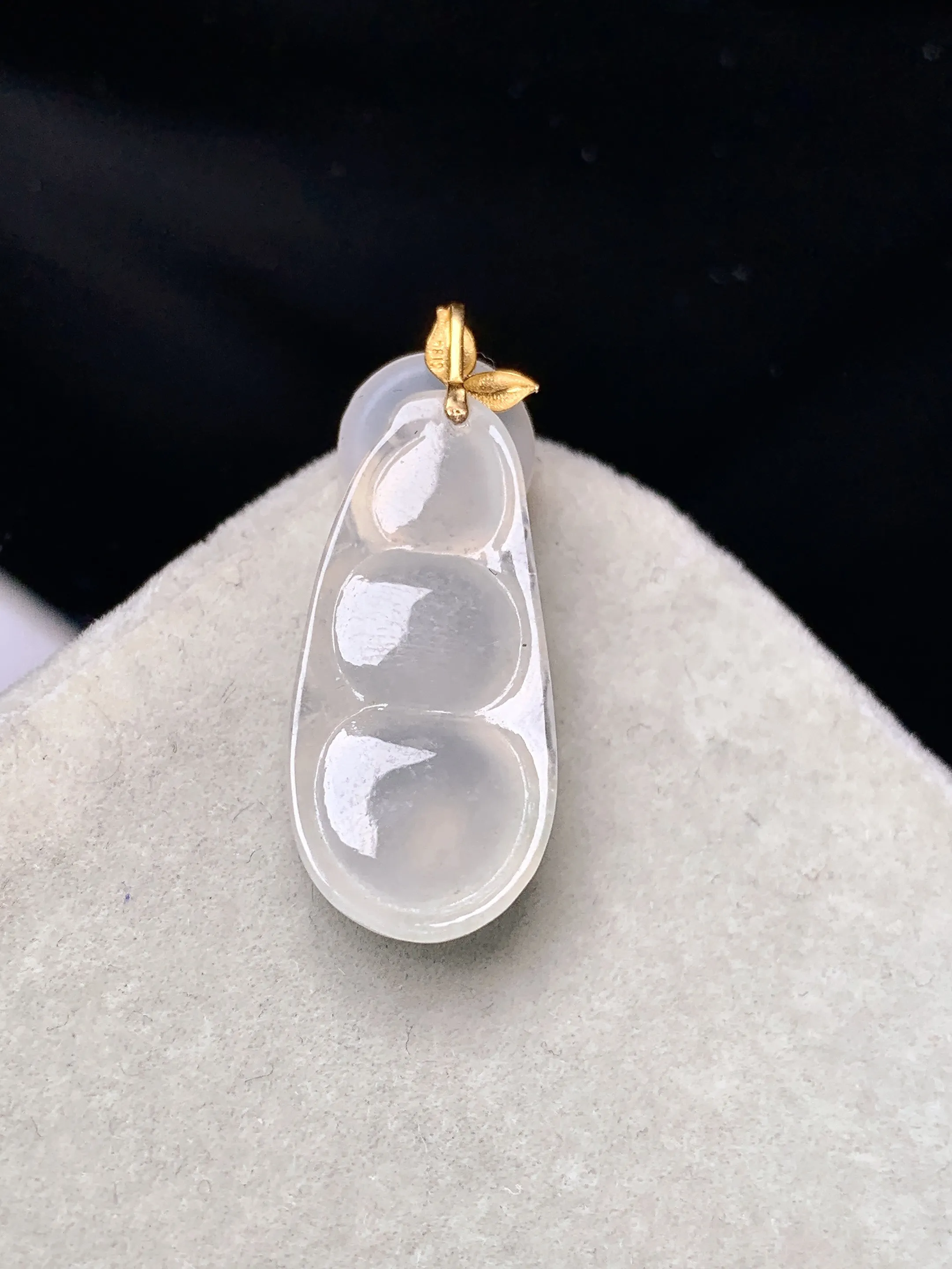 18k金镶嵌冰种四季豆吊坠 玉质细腻 色泽艳丽清新 整体尺寸28.8*11.3*6