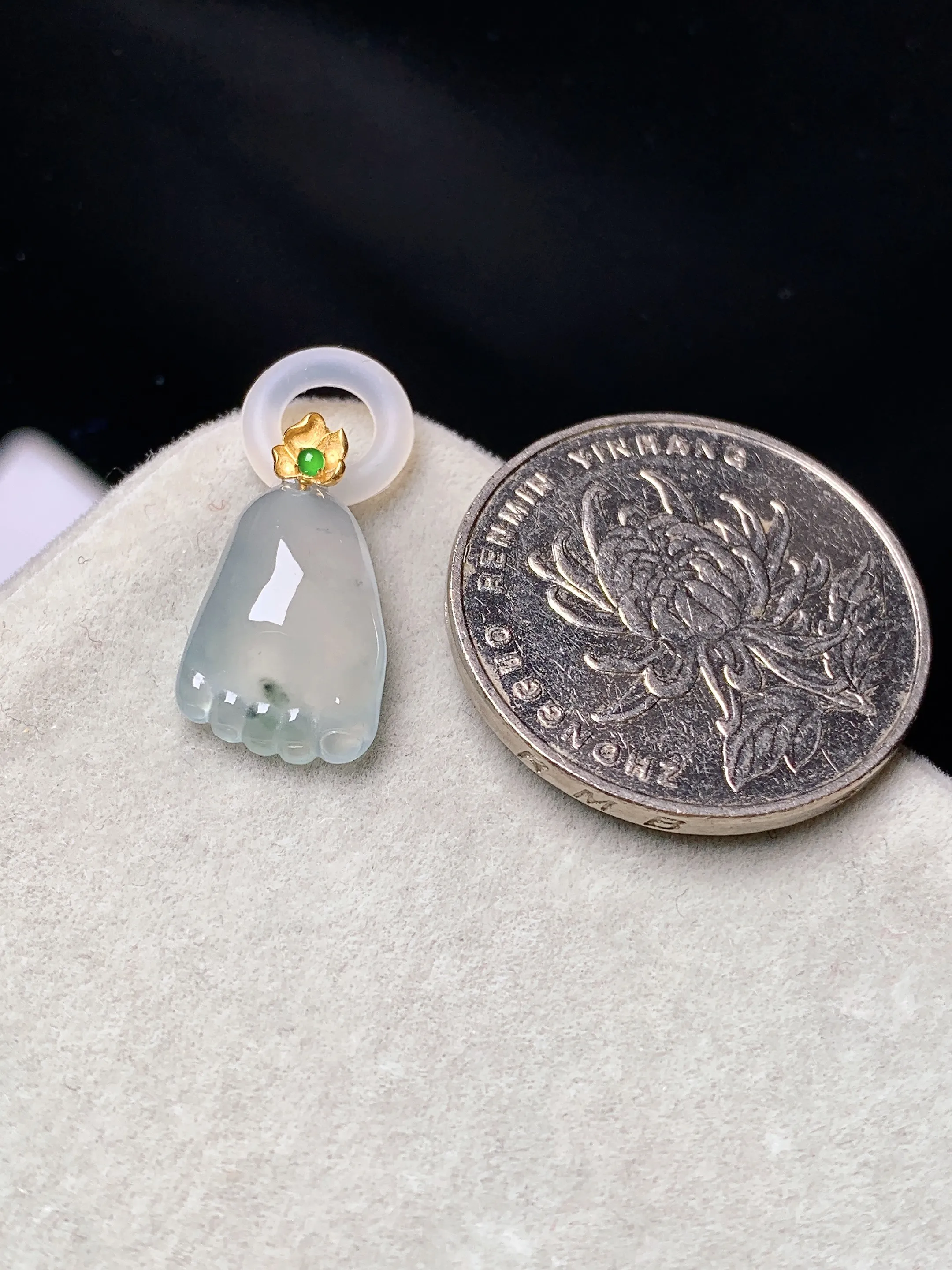 18k金镶嵌冰种小脚丫吊坠 玉质细腻 色泽艳丽清新 整体尺寸18.3*18*4.8