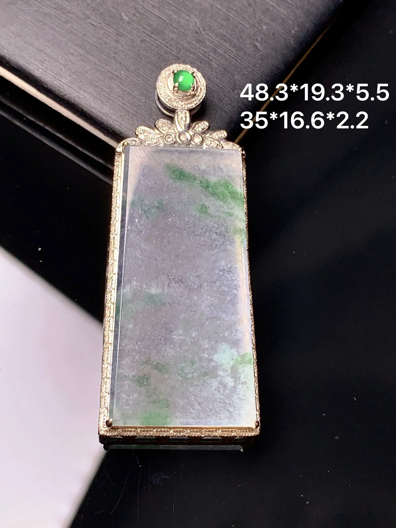 18k金钻镶嵌冰种飘绿无事牌吊坠 玉质细腻 色泽艳丽清新 整体尺寸48.3*19.3*5.5