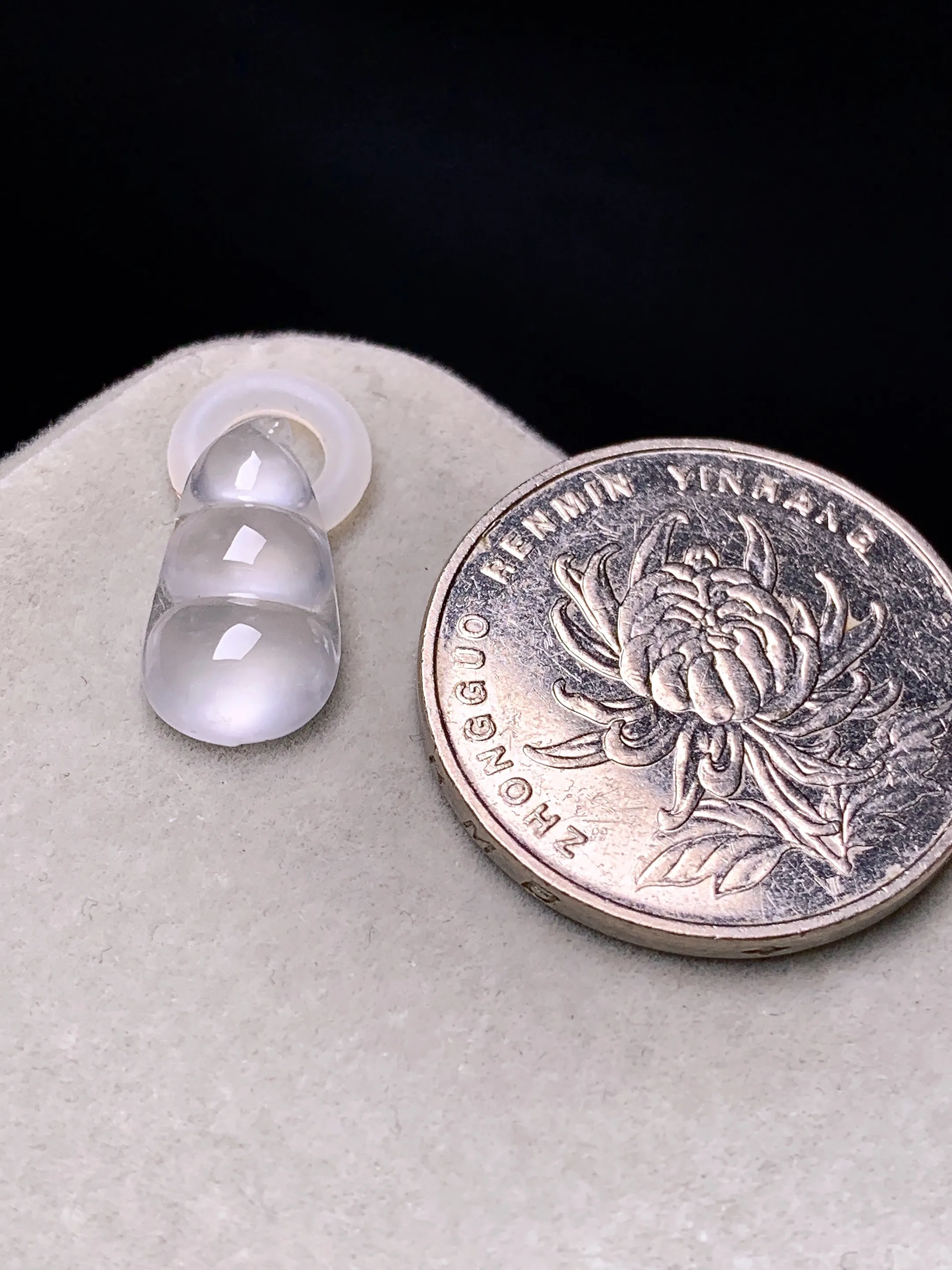 冰种四季豆吊坠 玉质细腻 色泽艳丽清新 整体尺寸15.2*8.3*4