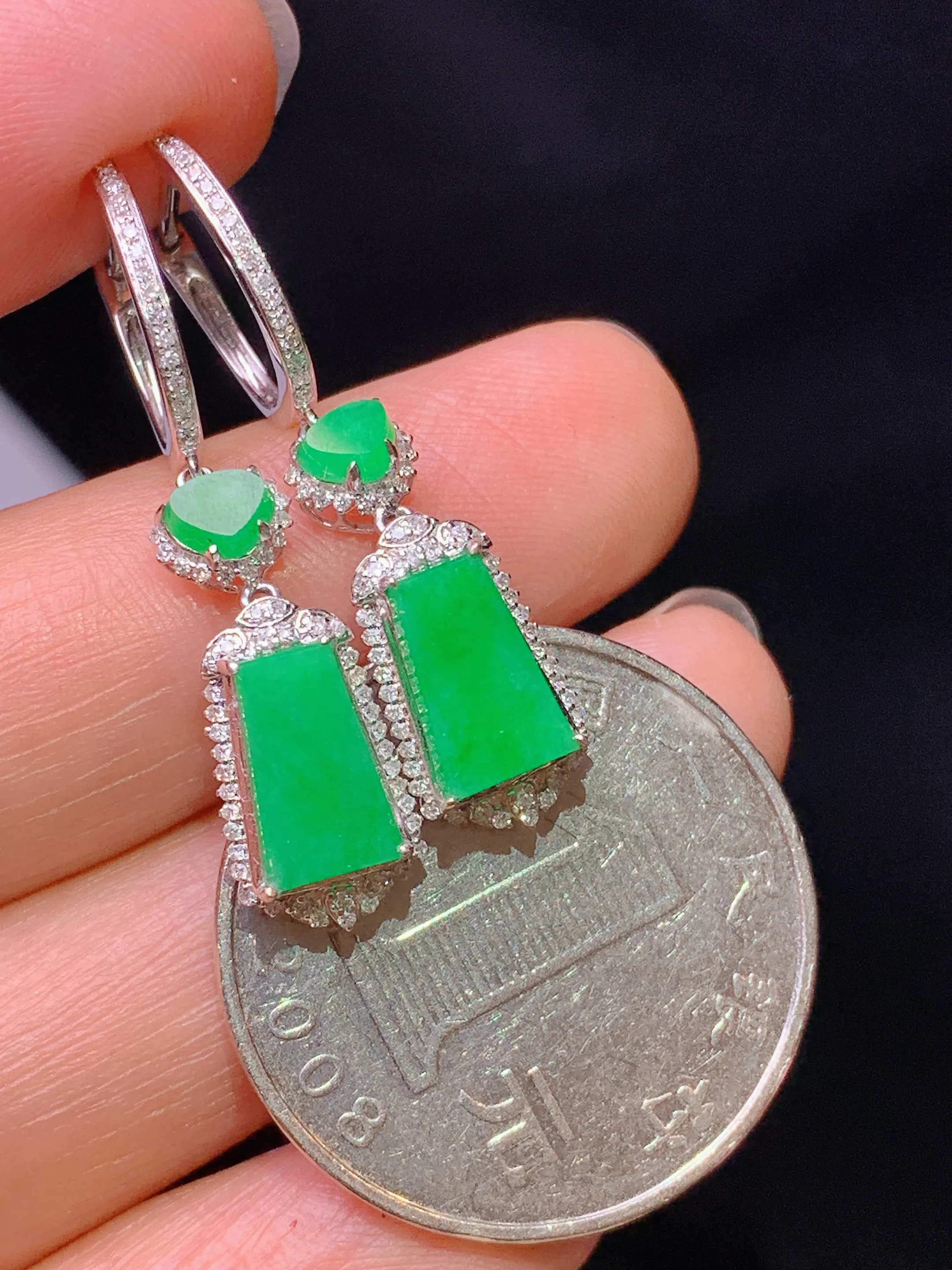18k金钻镶嵌满绿无事牌耳坠 玉质细腻 色泽艳丽清新 整体尺寸31*8*5.2
