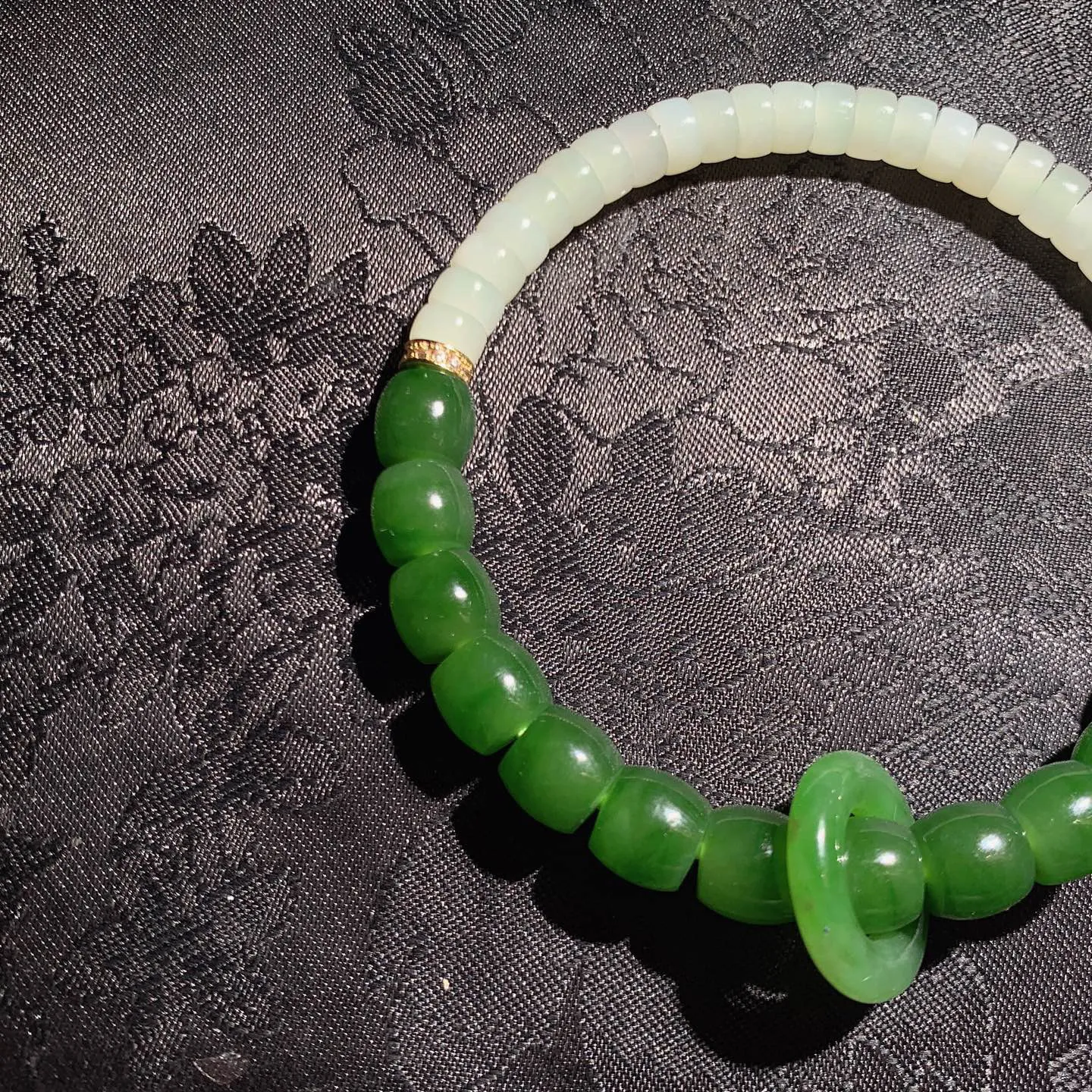 和田玉鲜阳绿俄罗斯碧玉直切手串 单颗尺寸7/8重21克。玉质细腻油润。手推出油。佩戴高端典雅。lt260206