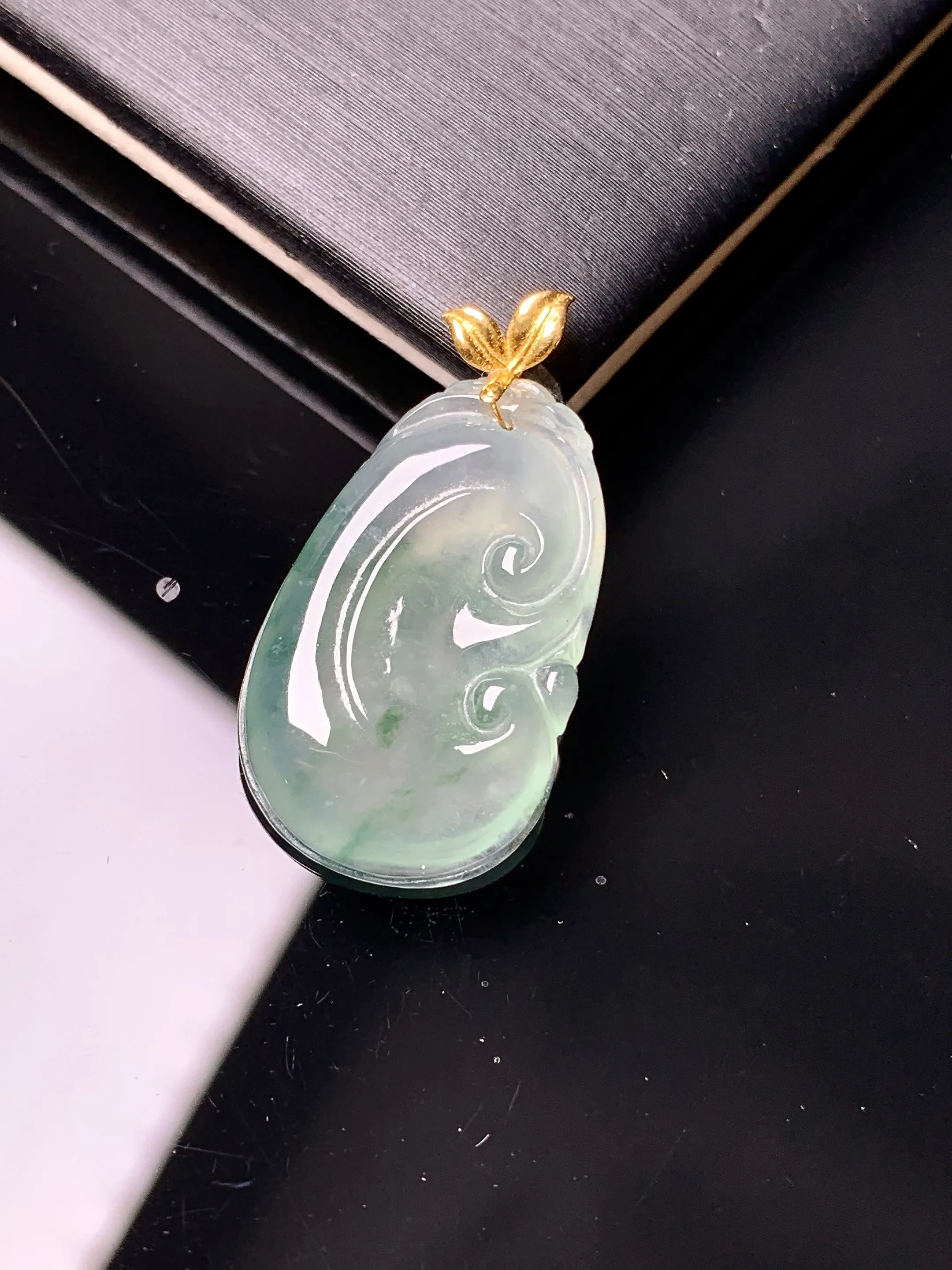 18k金镶嵌吊坠 玉质细腻 色泽艳丽清新 整体尺寸26.7*14.2*3.8