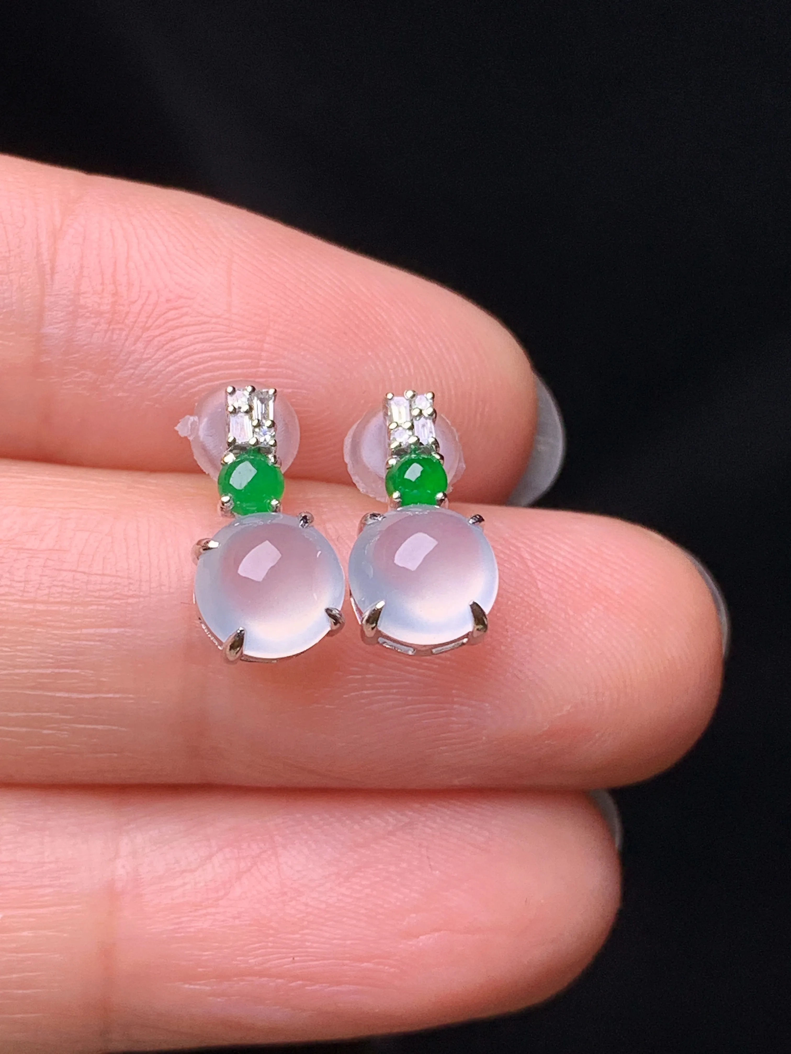 18k金钻镶嵌冰种蛋面耳钉 玉质细腻 色泽艳丽清新 整体尺寸12*6.3*5