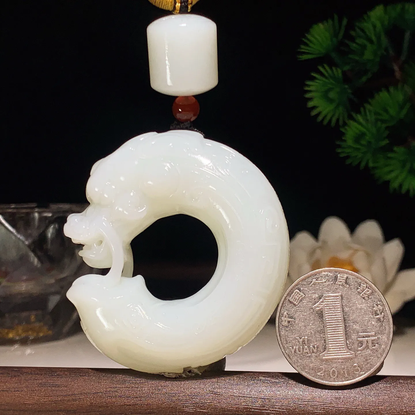 新疆和田玉白玉龙佑一方龙钩挂件 尺寸53/51/15重73.8克。玉质细腻油润。手推出油。佩戴高端典雅。lt260207