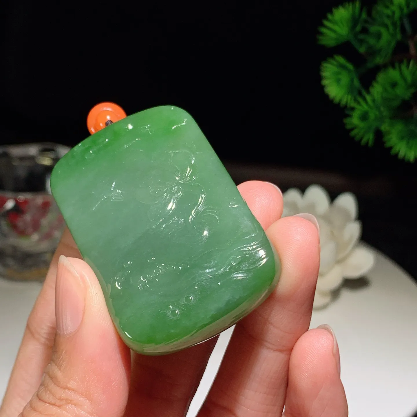 和田玉阳绿俄罗斯碧玉观音挂件。尺寸52/34/12重55.5克。玉质细腻油润。手推出油。佩戴高端典雅。lt260206