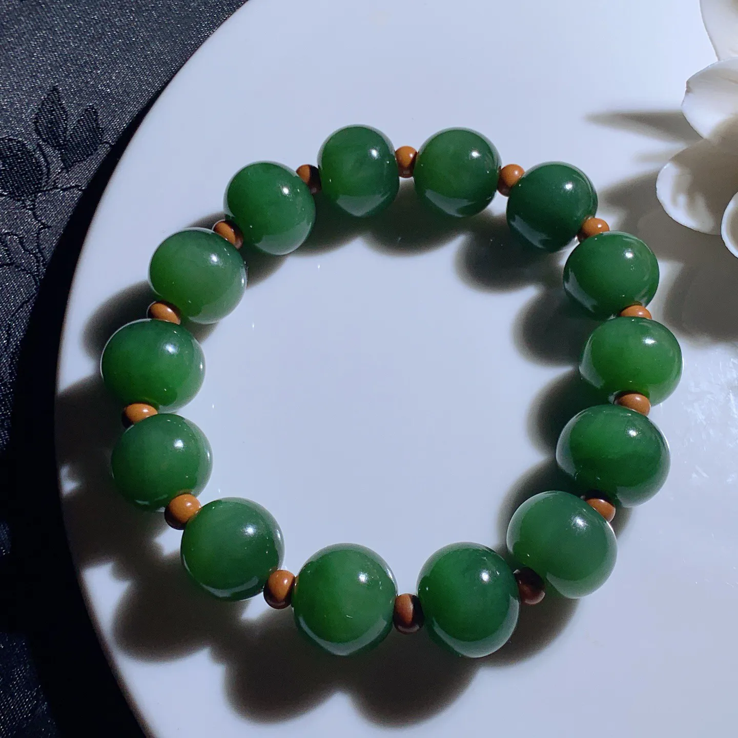 和田玉鲜阳绿俄罗斯碧玉苹果珠手串 单颗尺寸12/14重62克。玉质细腻油润。手推出油。佩戴高端典雅。lt260206