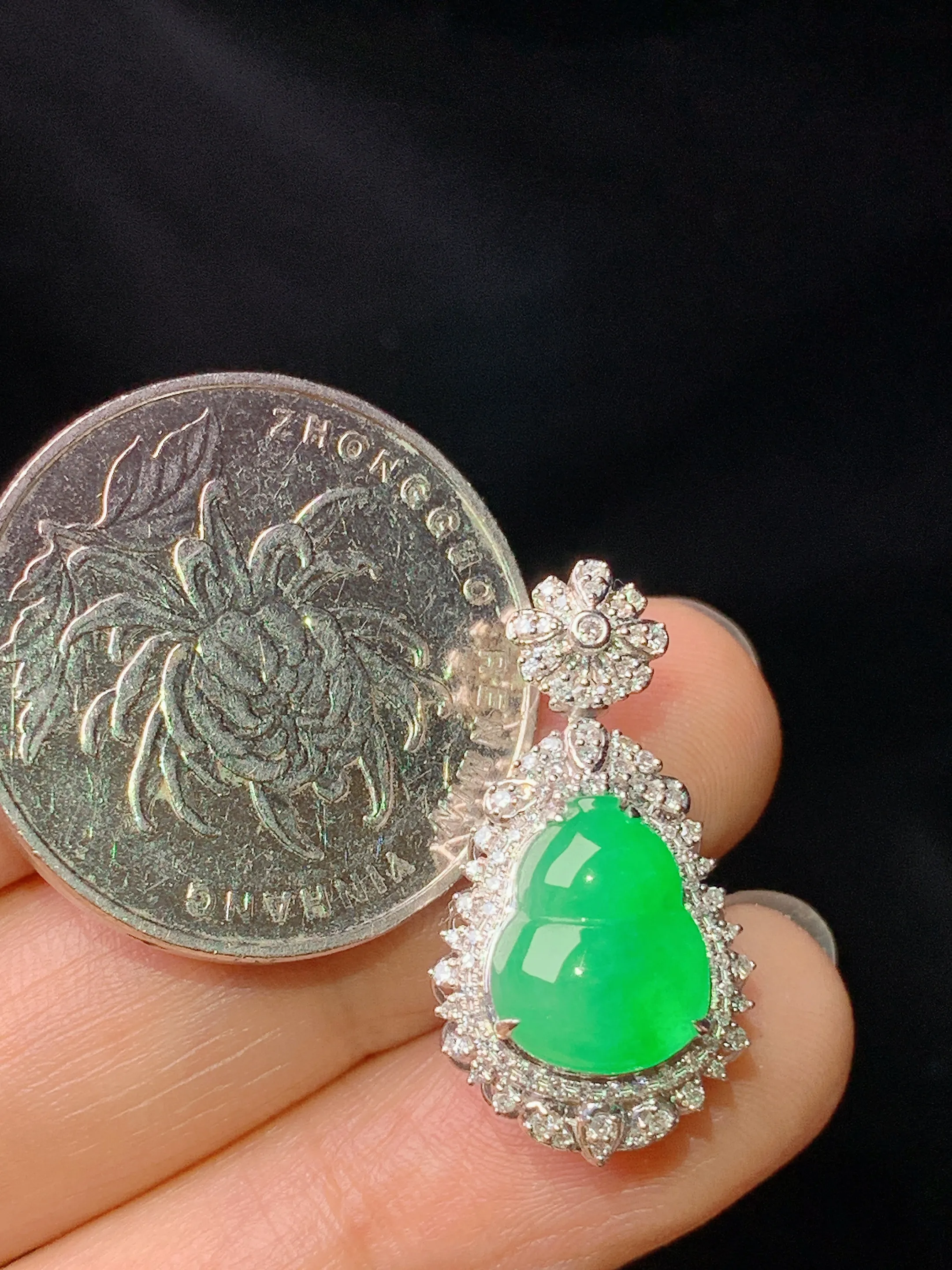 18k金钻镶嵌翠绿葫芦吊坠 玉质细腻 色泽艳丽清新 整体尺寸24.8*13.3*10.2