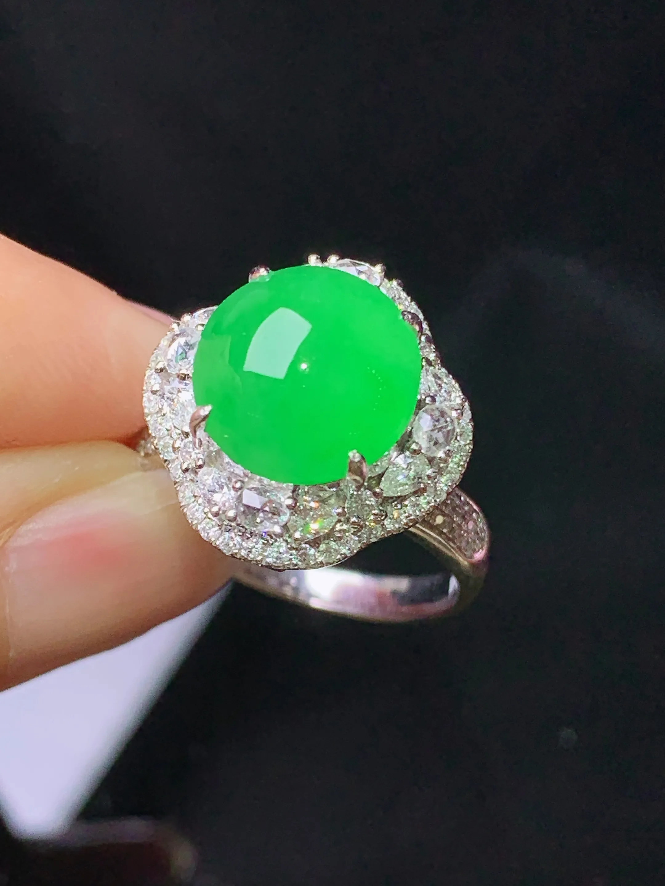 18k金钻镶嵌满绿蛋面戒指  玉质细腻 色泽艳丽清新 圈口15 整体尺寸16.5*16.2*13.3
