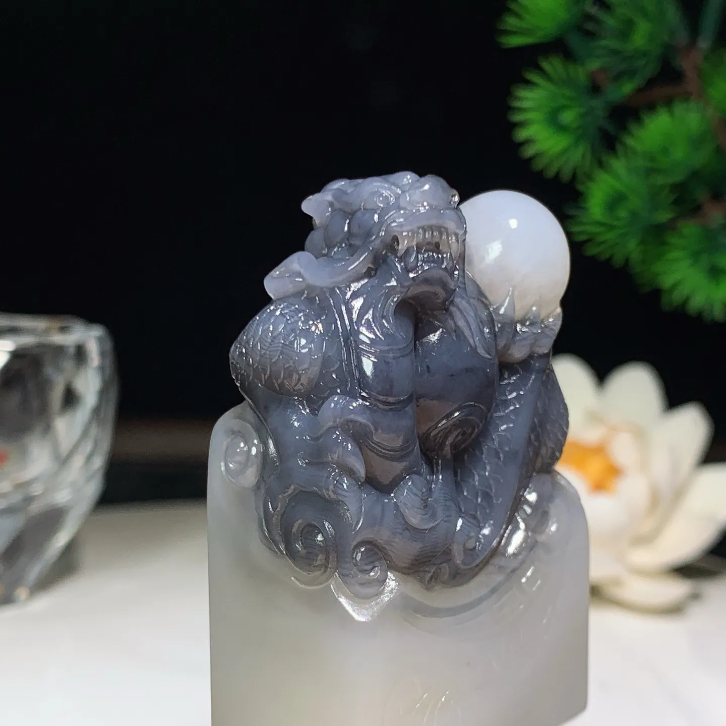 新疆和田玉羊脂白籽料青花龙佑一方印章 尺寸56/36/20重98.5克。玉质细腻油润。手推出油。佩戴高端典雅。lt260207