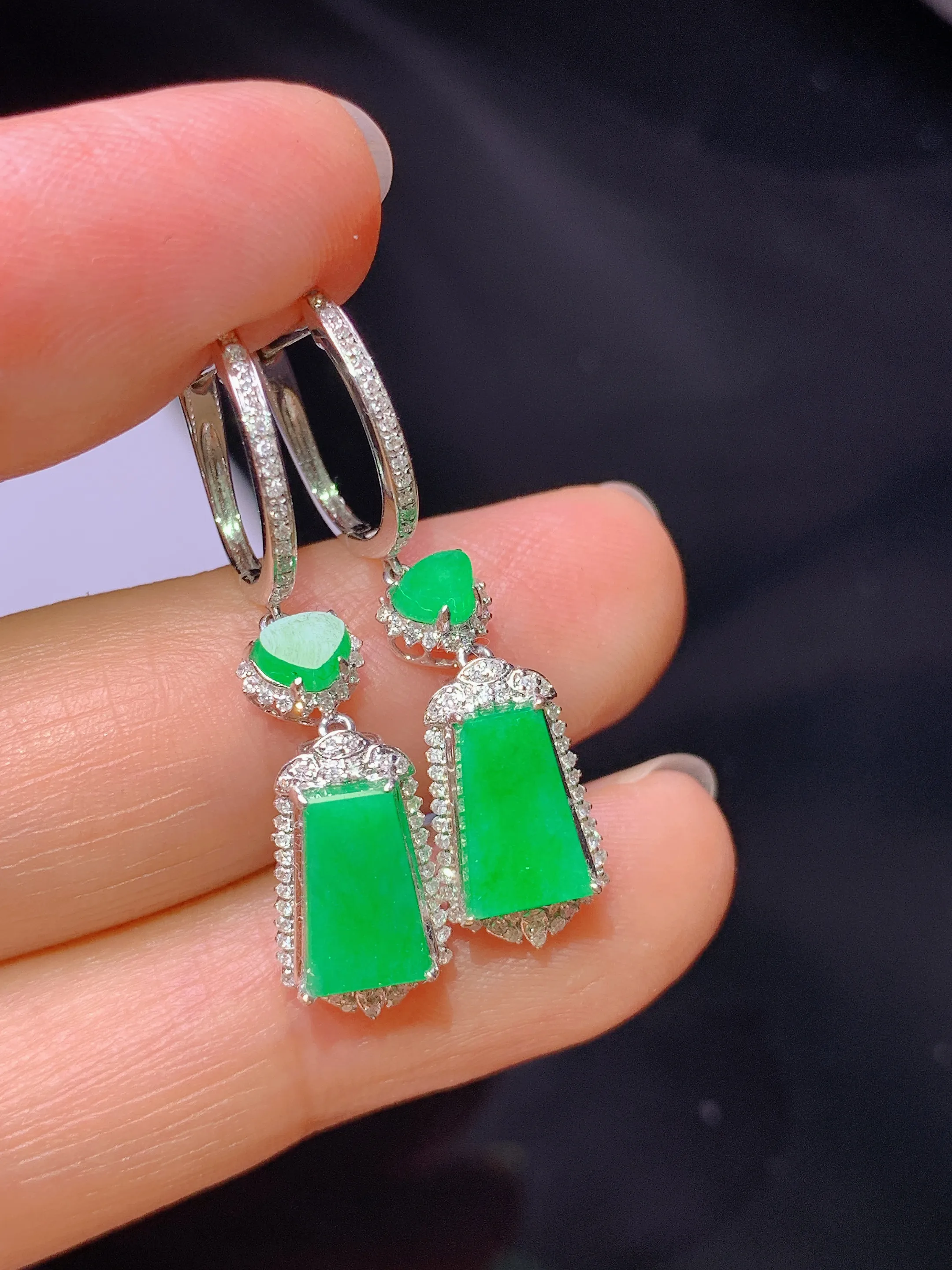 18k金钻镶嵌满绿无事牌耳坠 玉质细腻 色泽艳丽清新 整体尺寸31*8*5.2