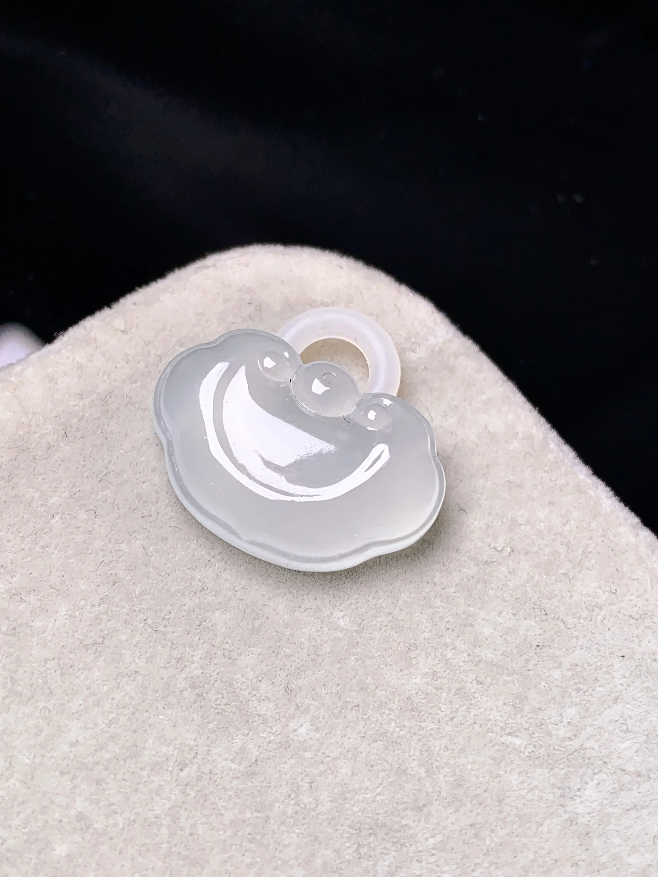 冰种如意吊坠 玉质细腻 色泽艳丽清新 整体尺寸13.5*20*4.5