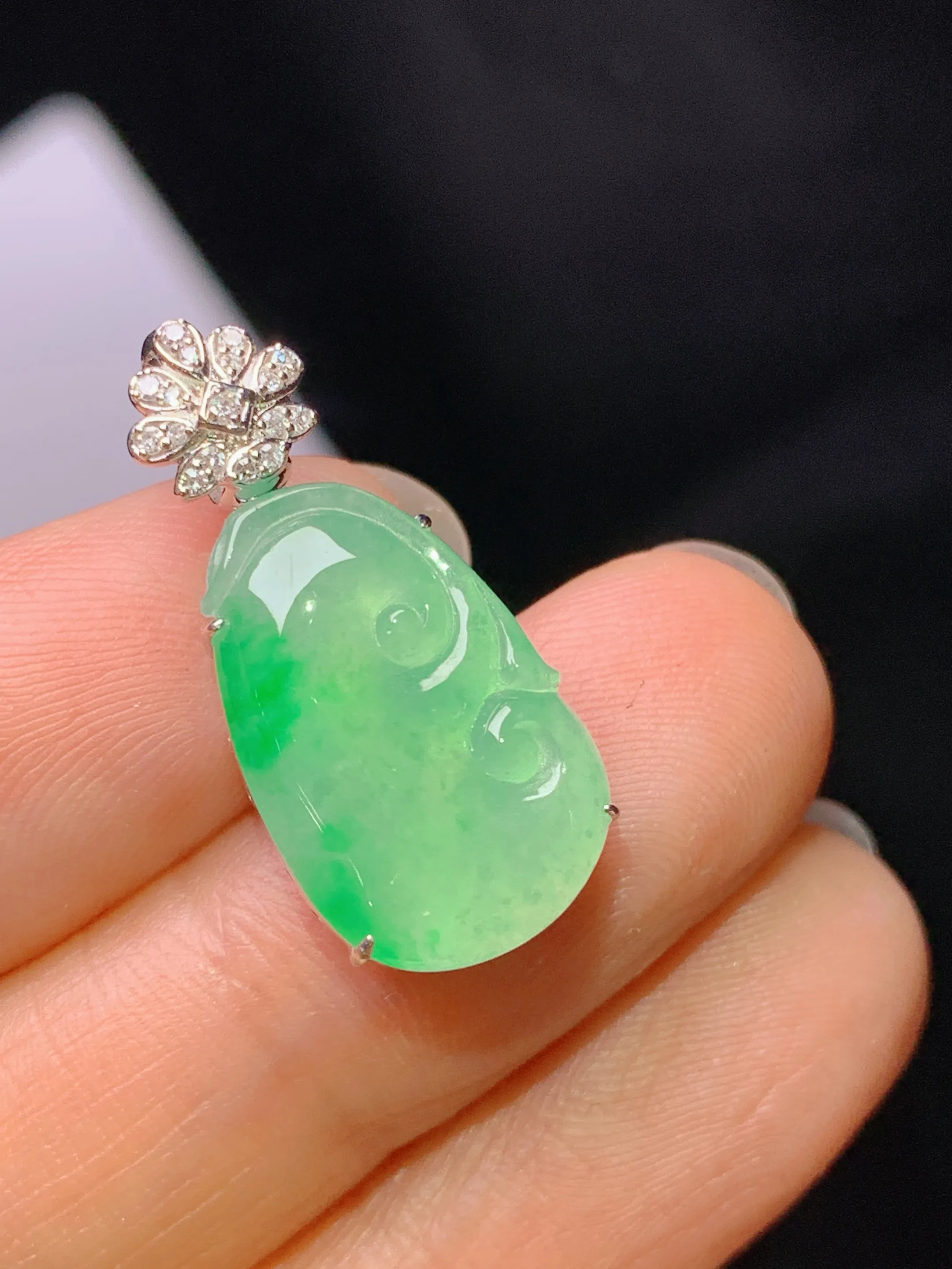 18k金钻镶嵌翠绿如意吊坠 玉质细腻 色泽艳丽清新 整体尺寸24.5*11.5*5.6