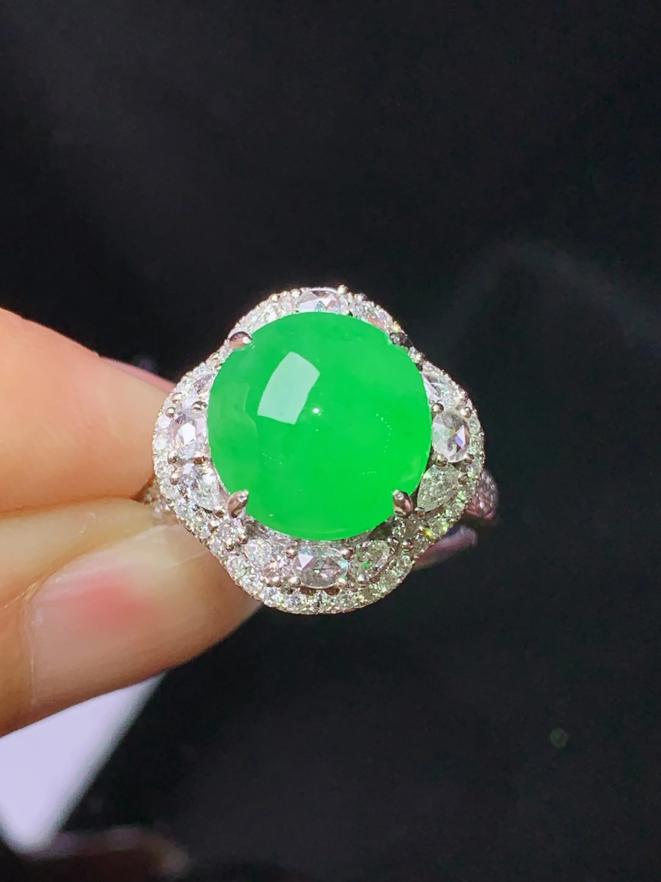 18k金钻镶嵌满绿蛋面戒指  玉质细腻 色泽艳丽清新 圈口15 整体尺寸16.5*16.2*13.3