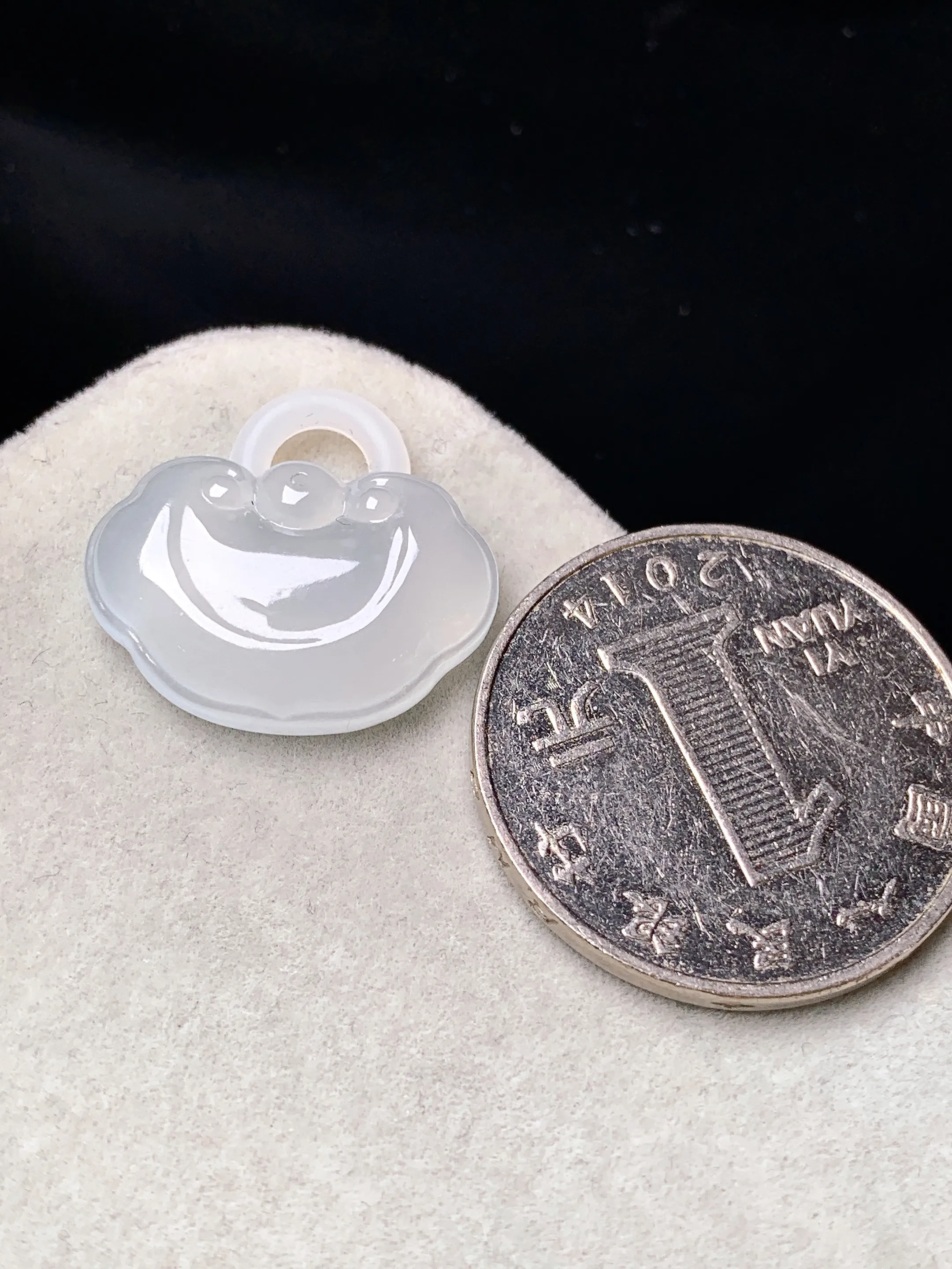 冰种如意吊坠 玉质细腻 色泽艳丽清新 整体尺寸13.5*20*4.5