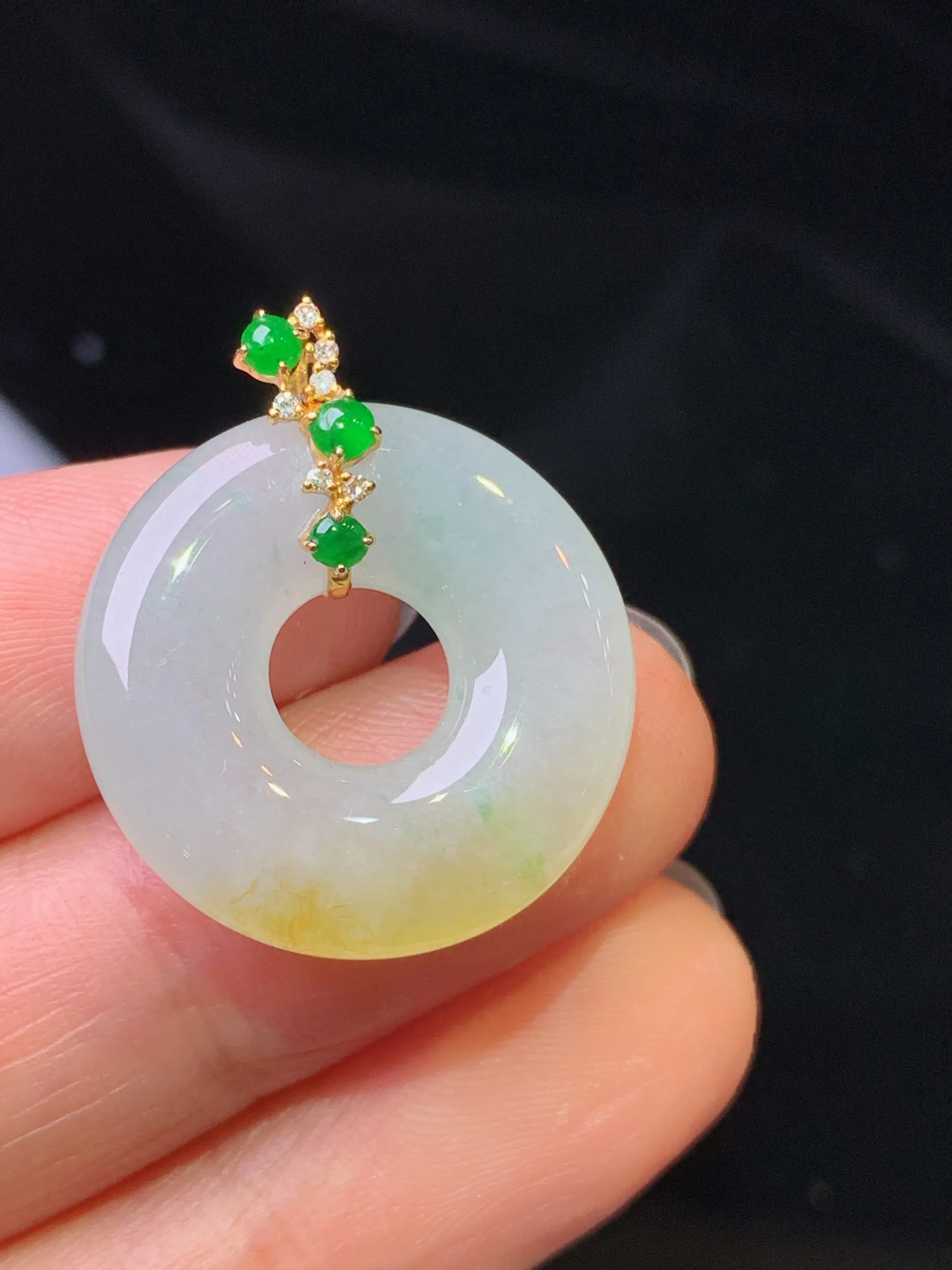 18k金钻镶嵌飘黄翡平安环吊坠 玉质细腻 色泽艳丽清新 整体尺寸26*22*5