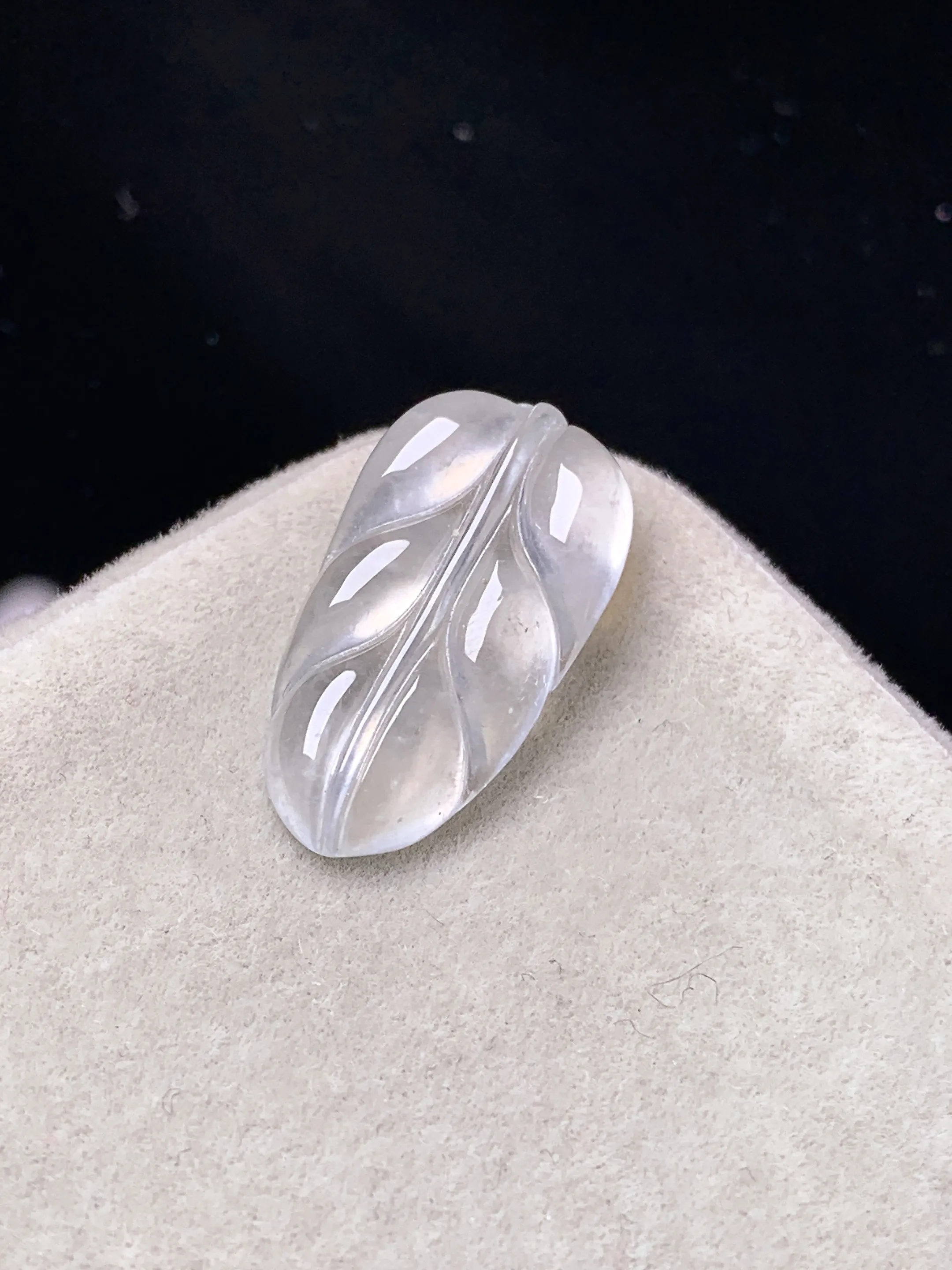 镶嵌款 冰种树叶吊坠 玉质细腻 色泽艳丽清新 整体尺寸19.3*10.7*3.5