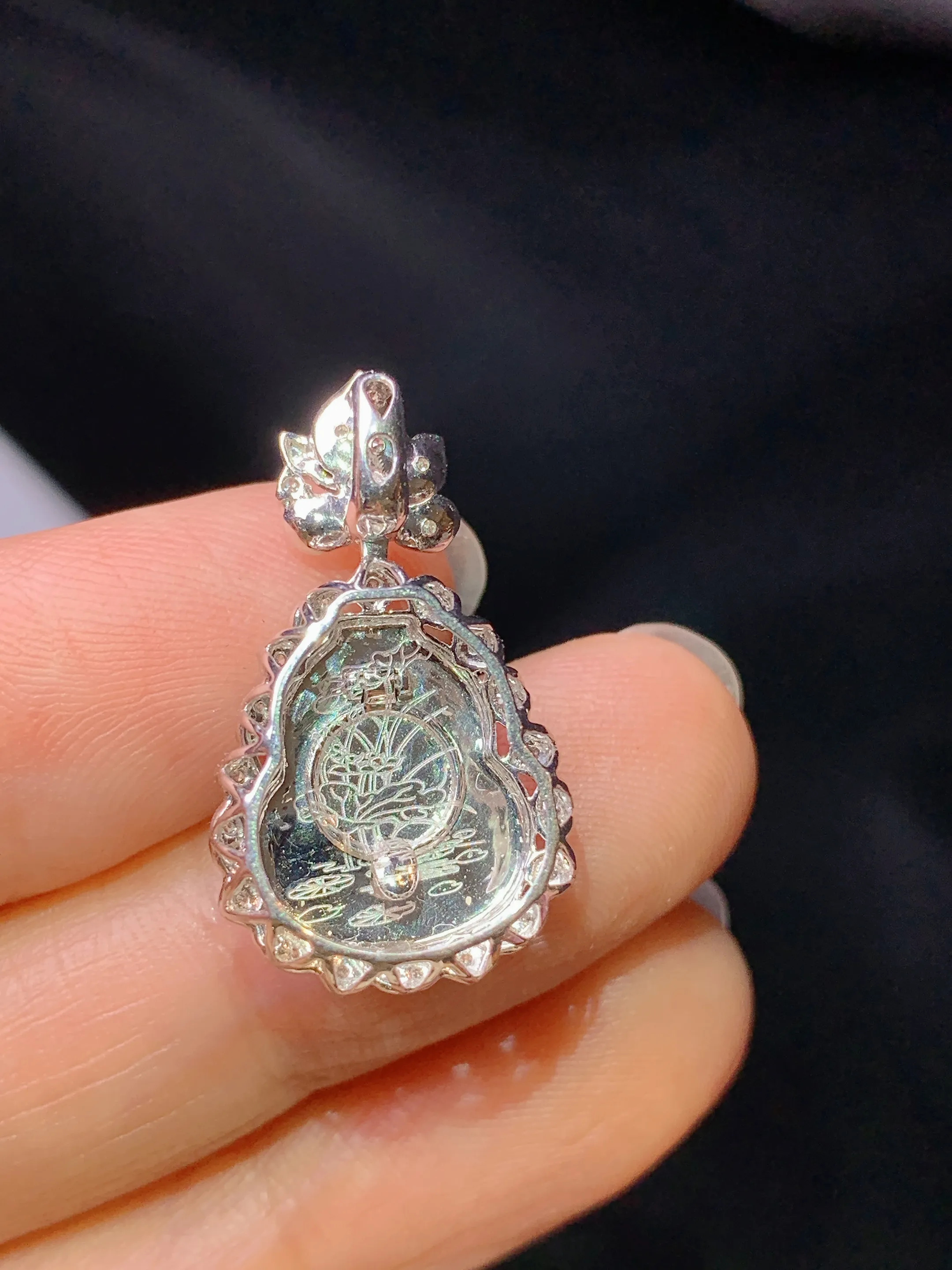 18k金钻镶嵌翠绿葫芦吊坠 玉质细腻 色泽艳丽清新 整体尺寸25.2*14.5*7.7