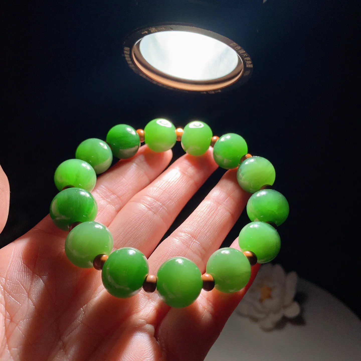 和田玉鲜阳绿俄罗斯碧玉苹果珠手串 单颗尺寸12/14重62克。玉质细腻油润。手推出油。佩戴高端典雅。lt260206