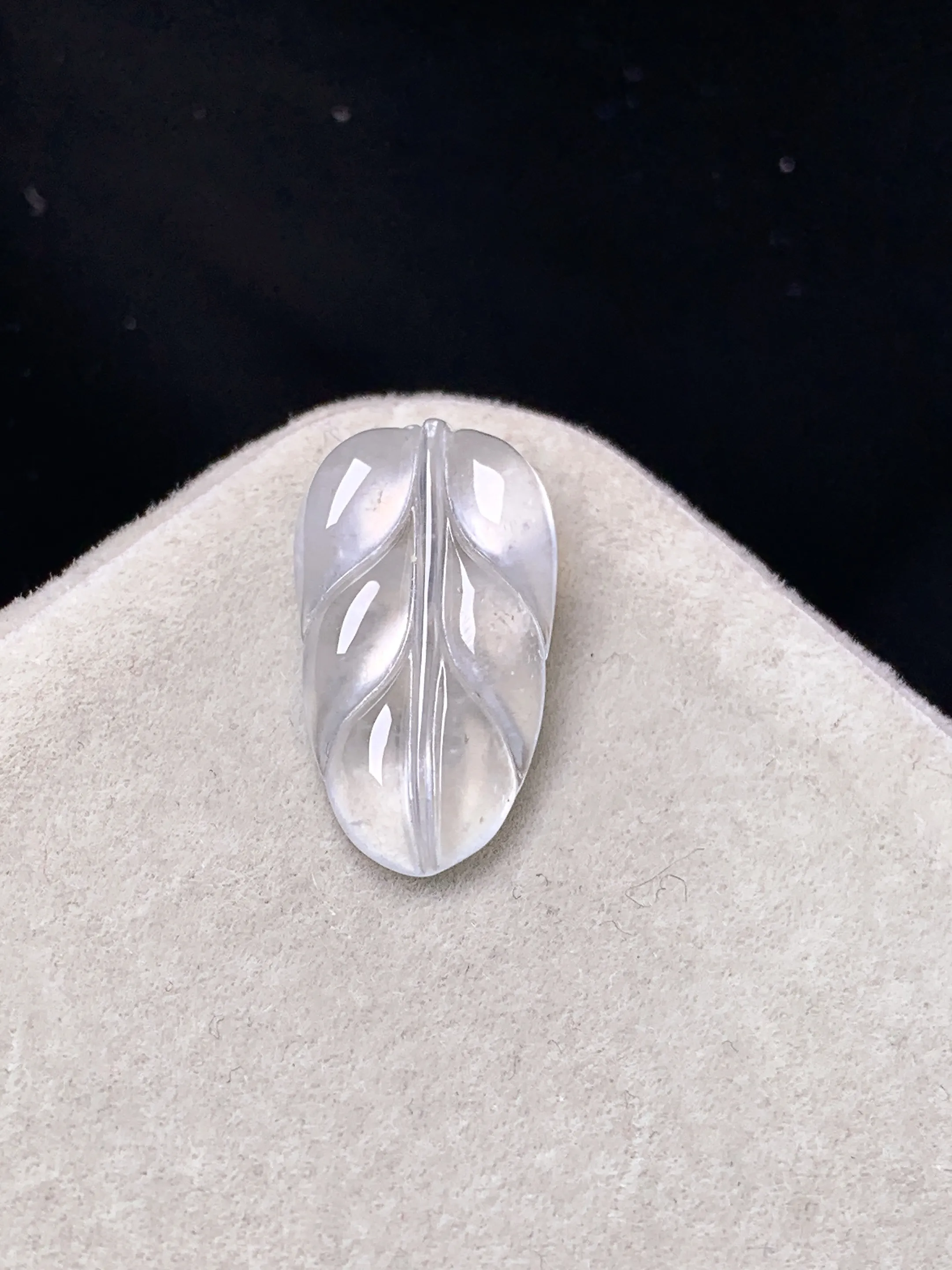 镶嵌款 冰种树叶吊坠 玉质细腻 色泽艳丽清新 整体尺寸19.3*10.7*3.5