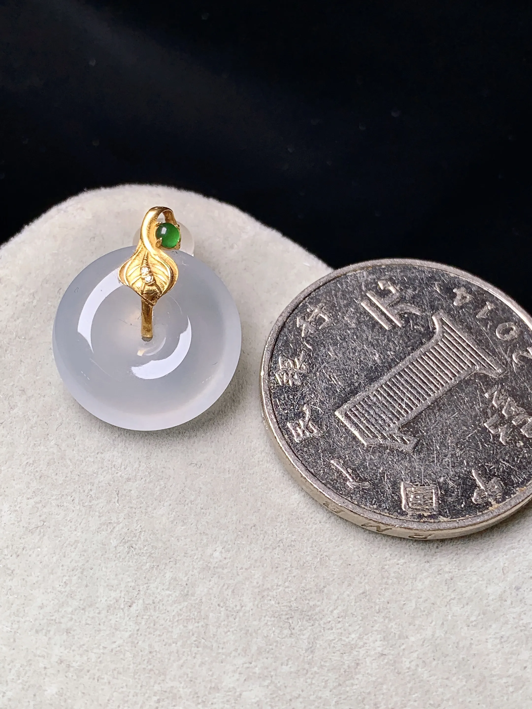 18k金镶嵌冰种平安扣吊坠 玉质细腻 色泽艳丽清新 整体尺寸18*14.8*4.2