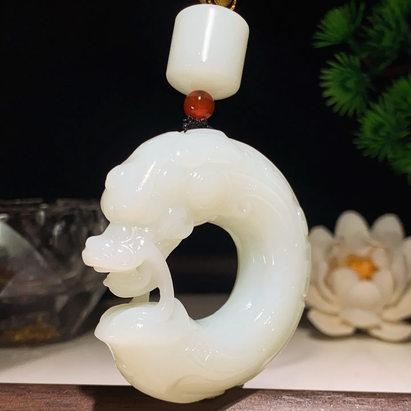 新疆和田玉白玉龙佑一方龙钩挂件 尺寸53/51/15重73.8克。玉质细腻油润。手推出油。佩戴高端典