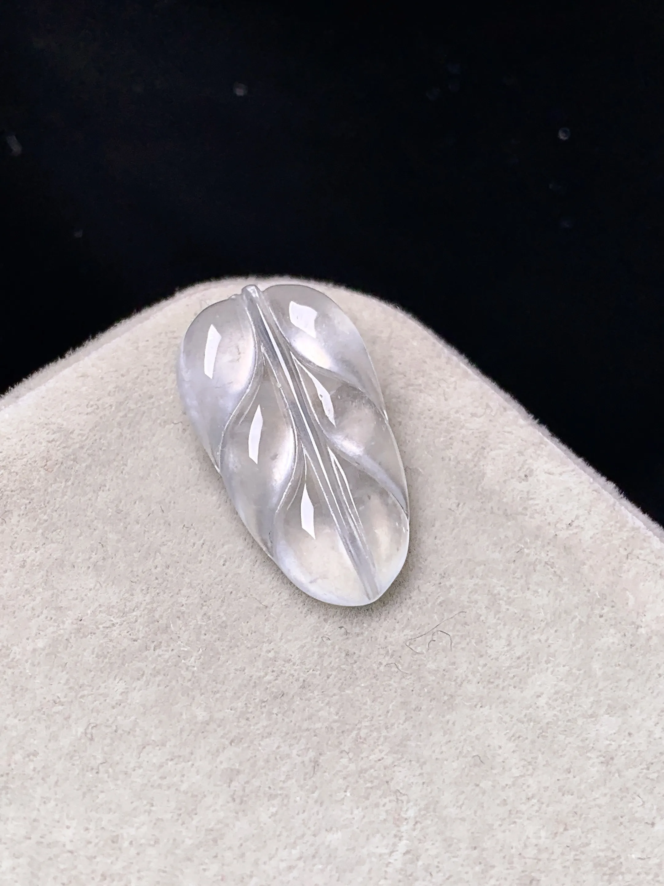 镶嵌款 冰种树叶吊坠 玉质细腻 色泽艳丽清新 整体尺寸19.3*10.7*3.5