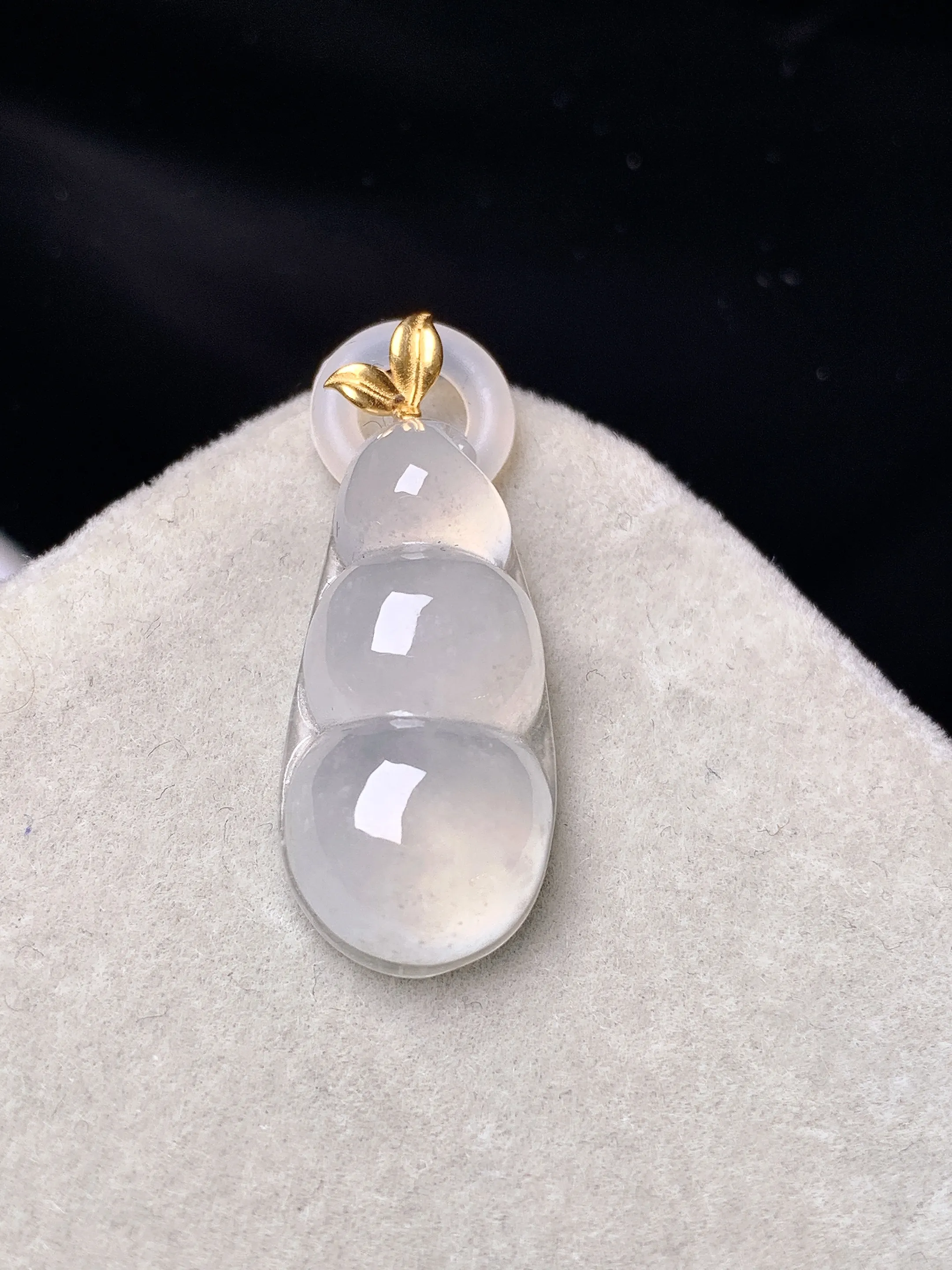 18k金镶嵌冰种四季豆吊坠 玉质细腻 色泽艳丽清新 整体尺寸28.8*11.3*6