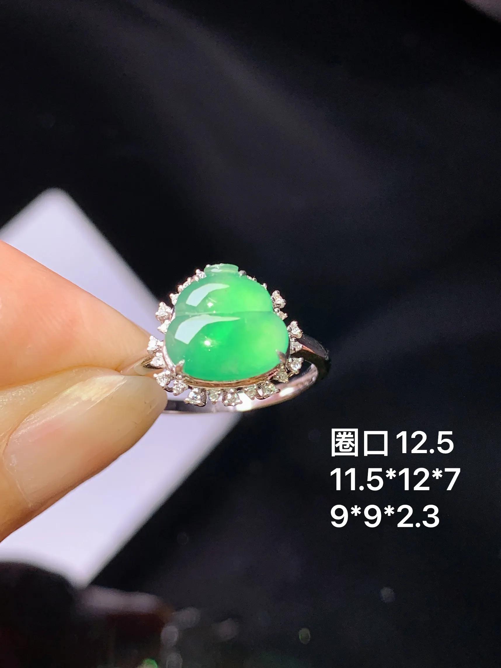 18k金钻镶嵌翠绿葫芦戒指 玉质细腻 色泽艳丽清新 圈口12.5 整体尺寸11.5*12*7