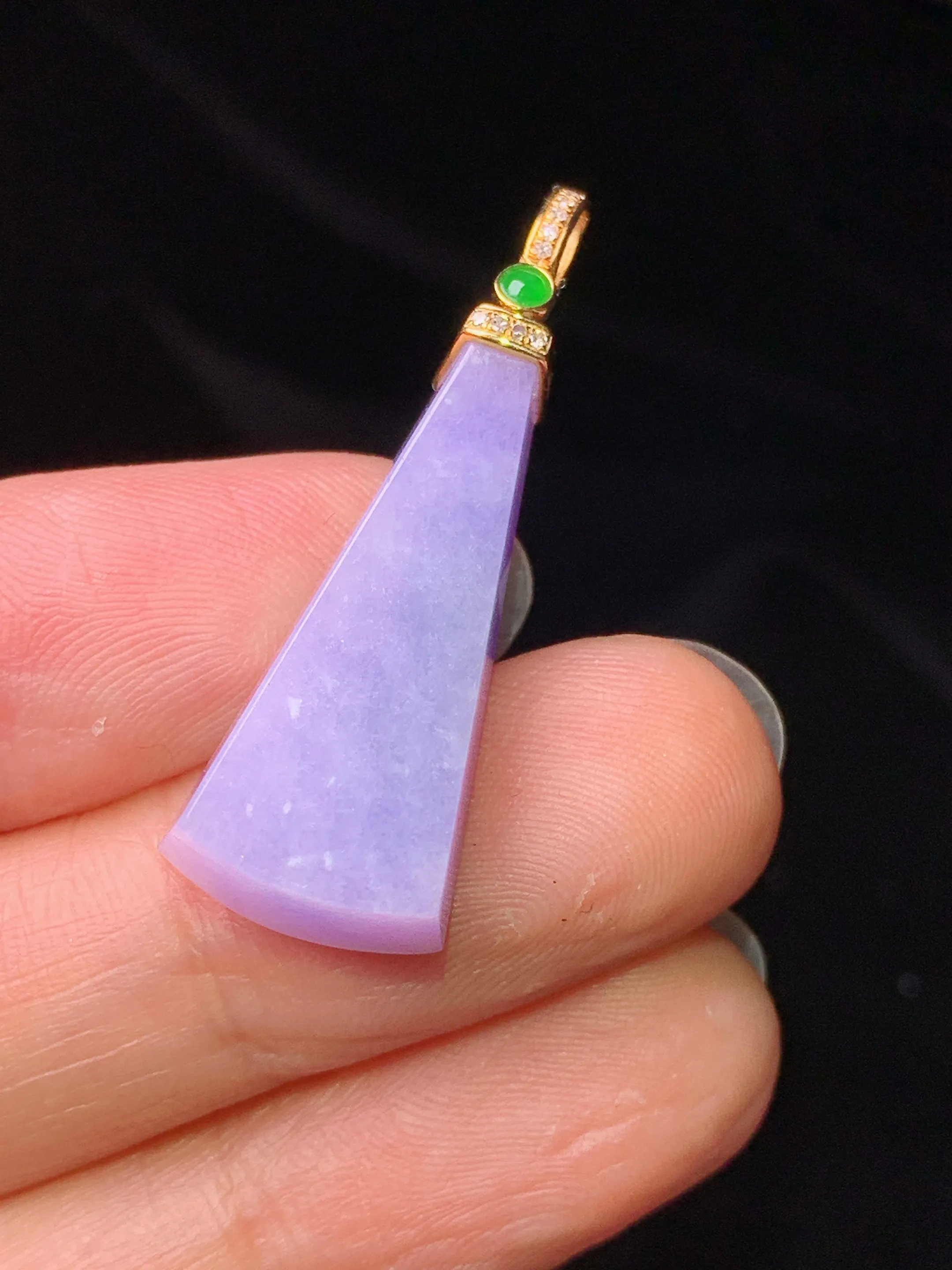 18k金钻镶嵌紫罗兰无事牌吊坠 玉质细腻 色泽艳丽清新 整体尺寸34.2*11.6*6