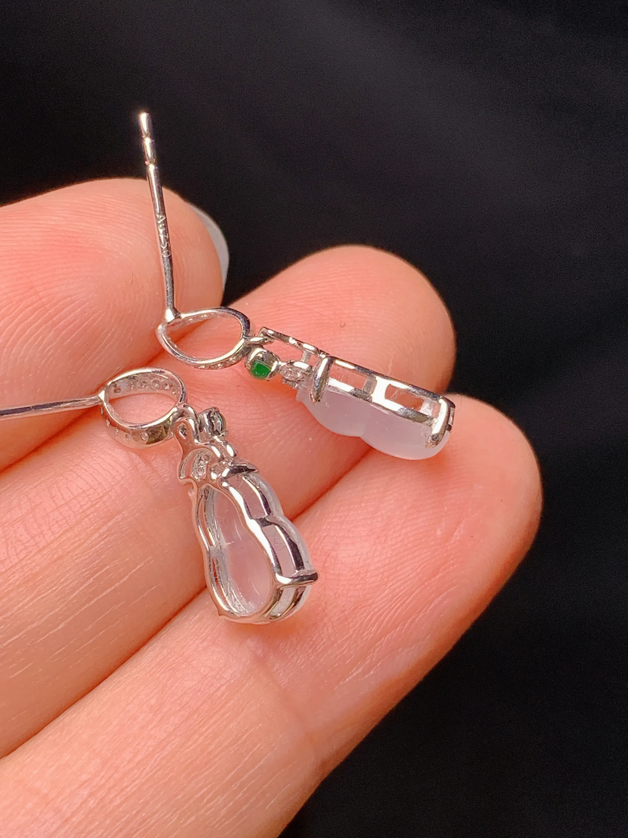 18k金钻镶嵌冰种四季豆吊坠 玉质细腻 色泽艳丽清新 整体尺寸19*6.2*4.2