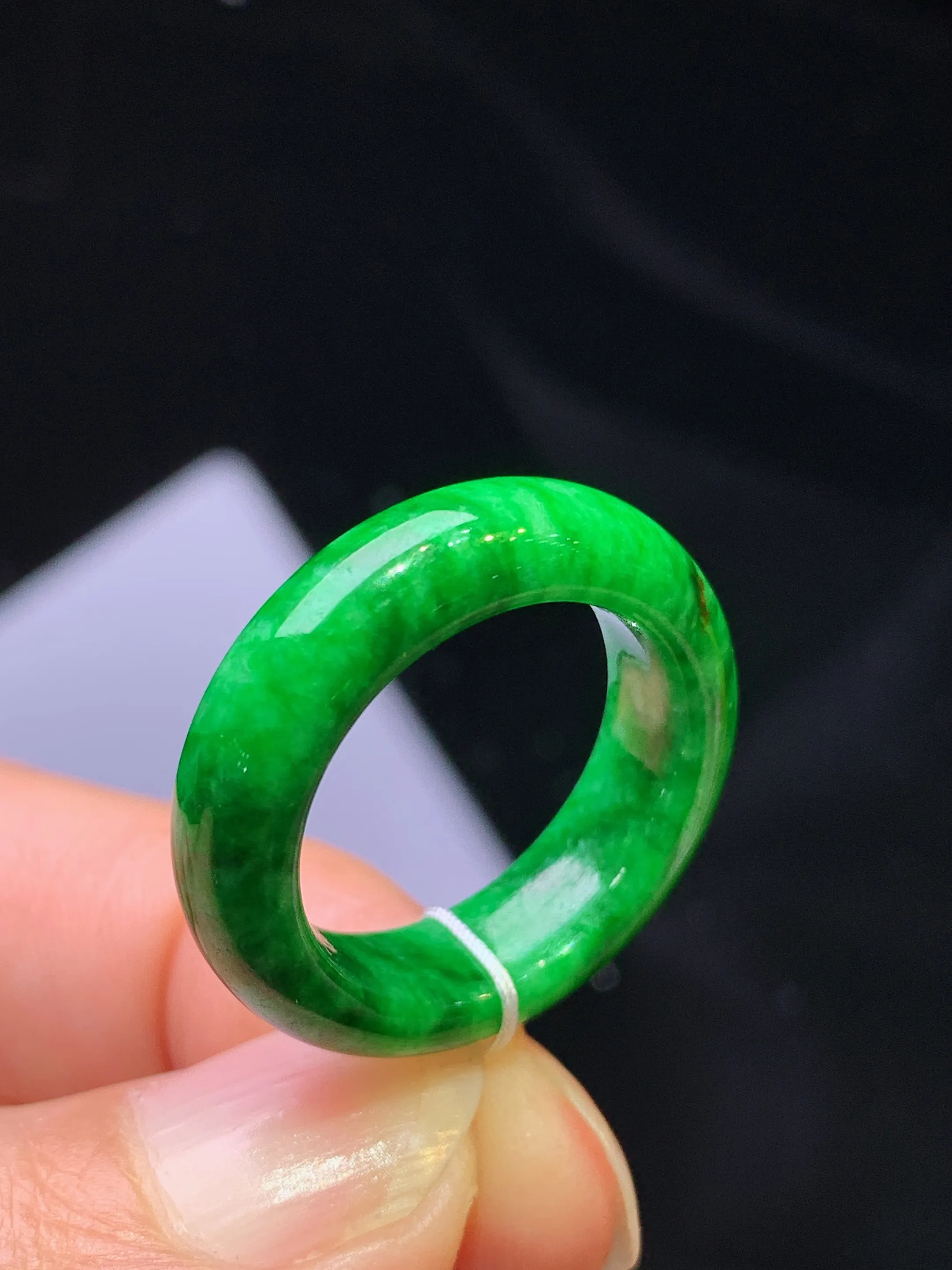 满绿指环吊坠 玉质细腻 色泽艳丽清新 圈口13 整体尺寸24.5*6*4.2