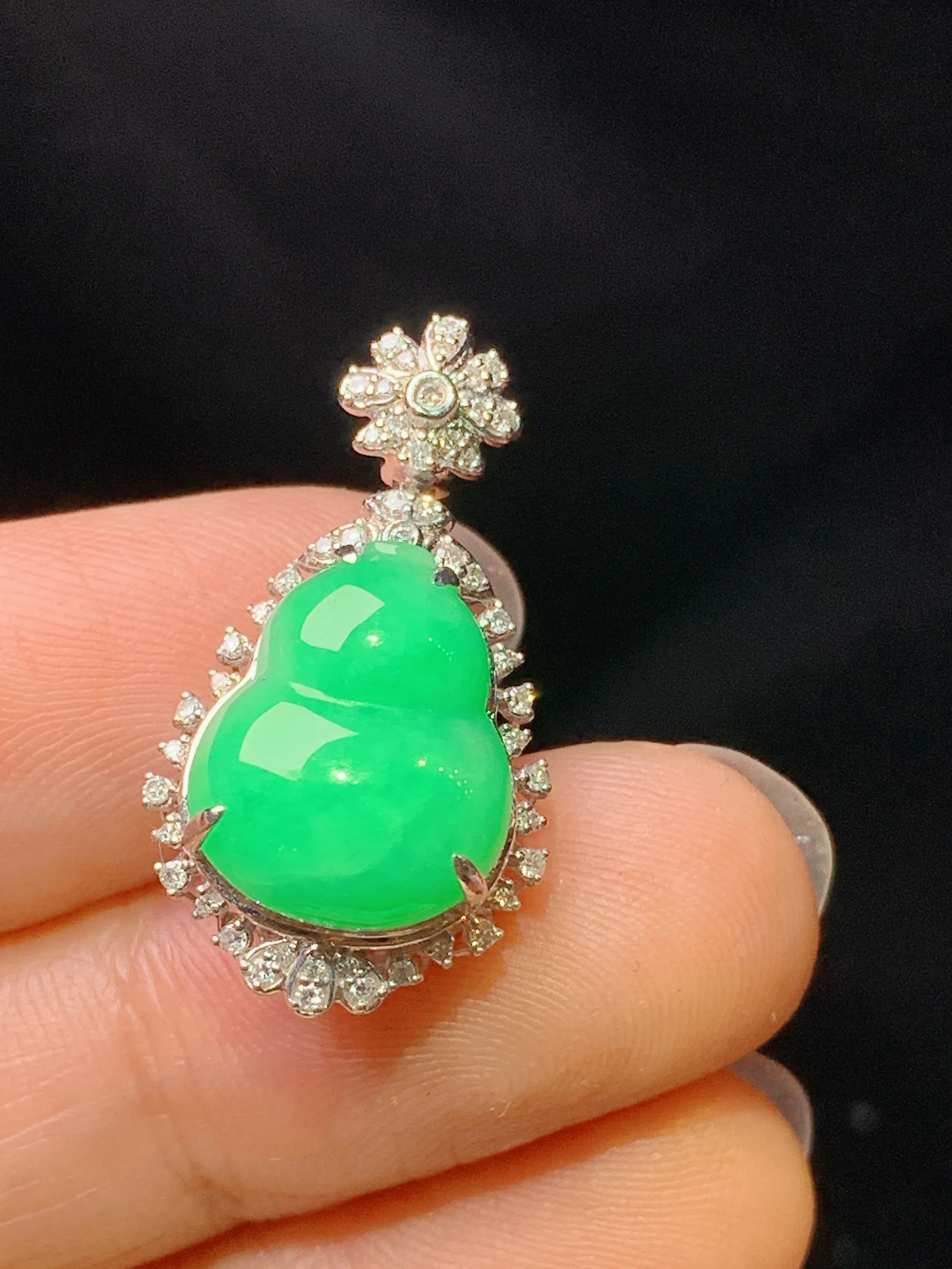 18k金钻镶嵌翠绿葫芦吊坠 玉质细腻 色泽艳丽清新 整体尺寸25.2*14*9.5