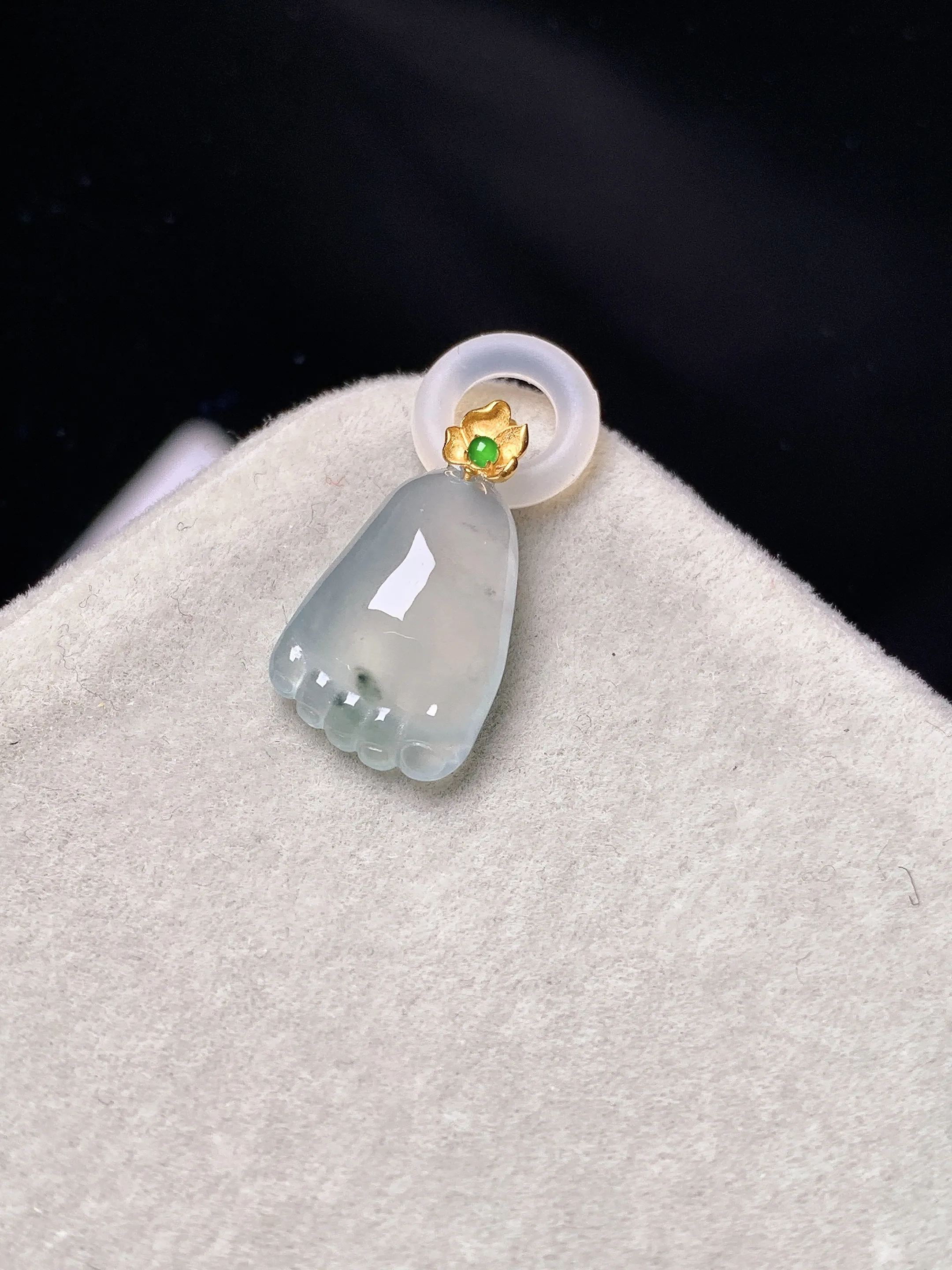 18k金镶嵌冰种小脚丫吊坠 玉质细腻 色泽艳丽清新 整体尺寸18.3*18*4.8