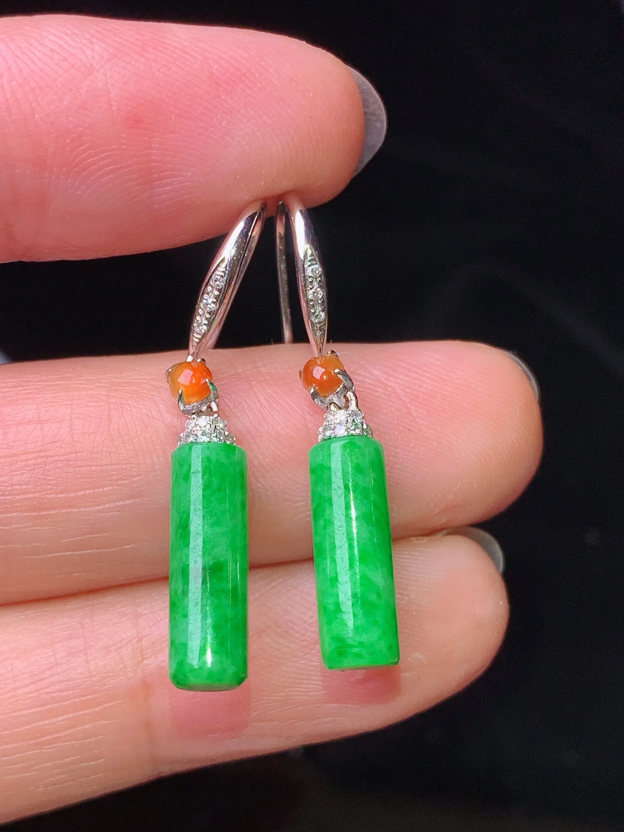 18k金钻镶嵌翠绿玉柱耳坠 玉质细腻 色泽艳丽清新 整体尺寸31*4.8