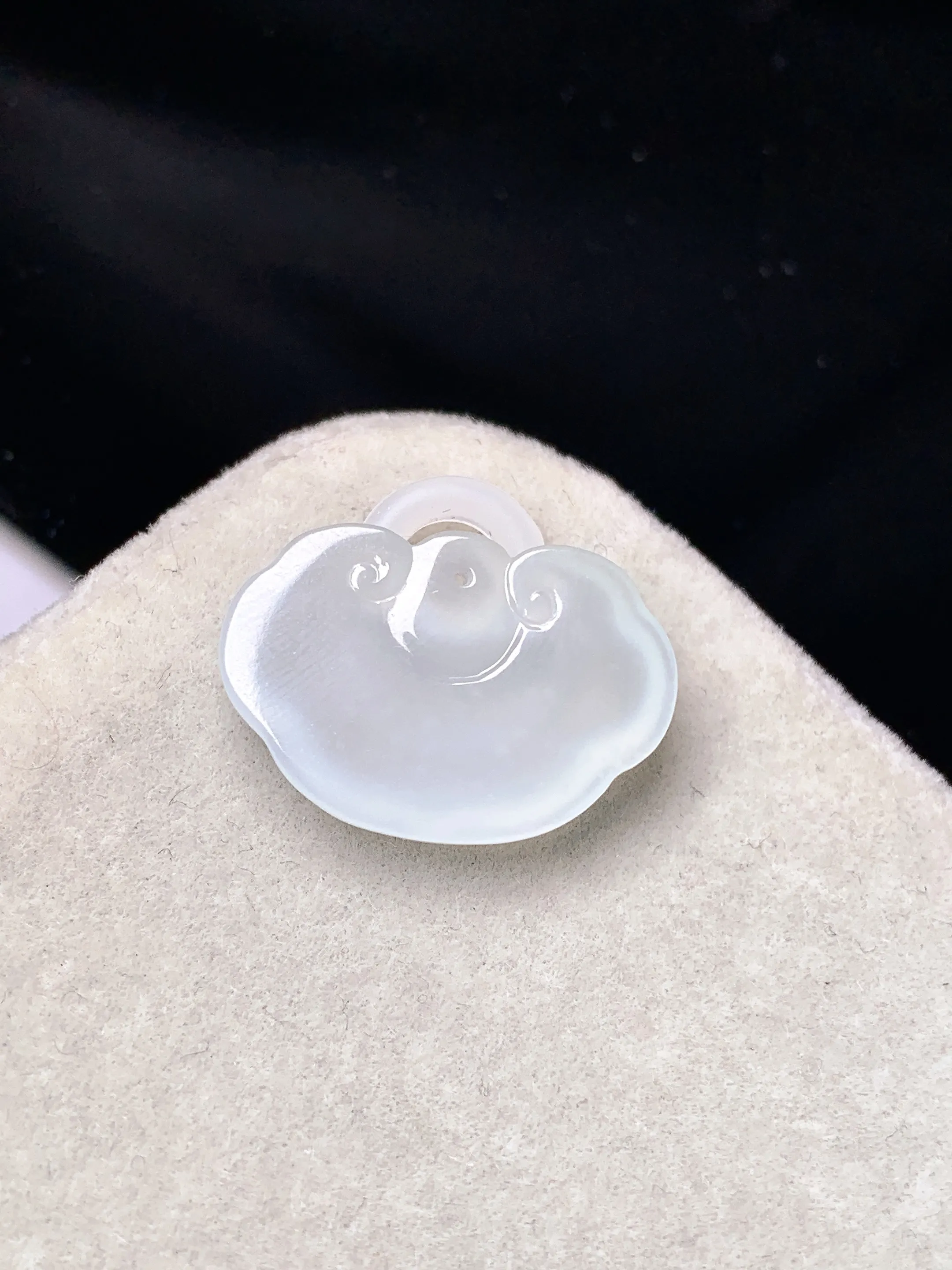 冰种如意吊坠 玉质细腻 色泽艳丽清新 整体尺寸13.5*20*4.5