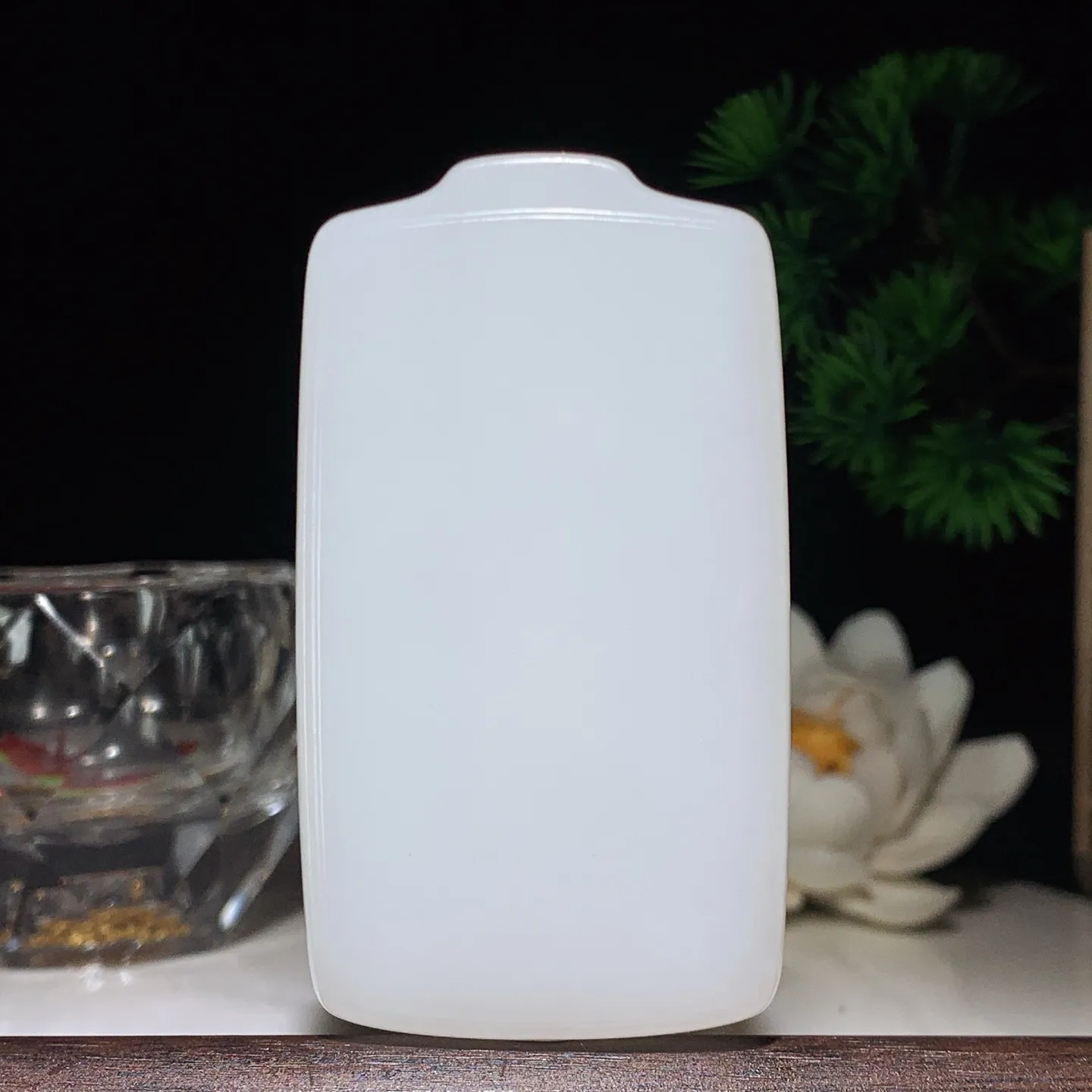 新疆和田玉白玉羊脂白平安无事牌挂件 尺寸69/39/11重76克。玉质细腻油润。手推出油。佩戴高端典