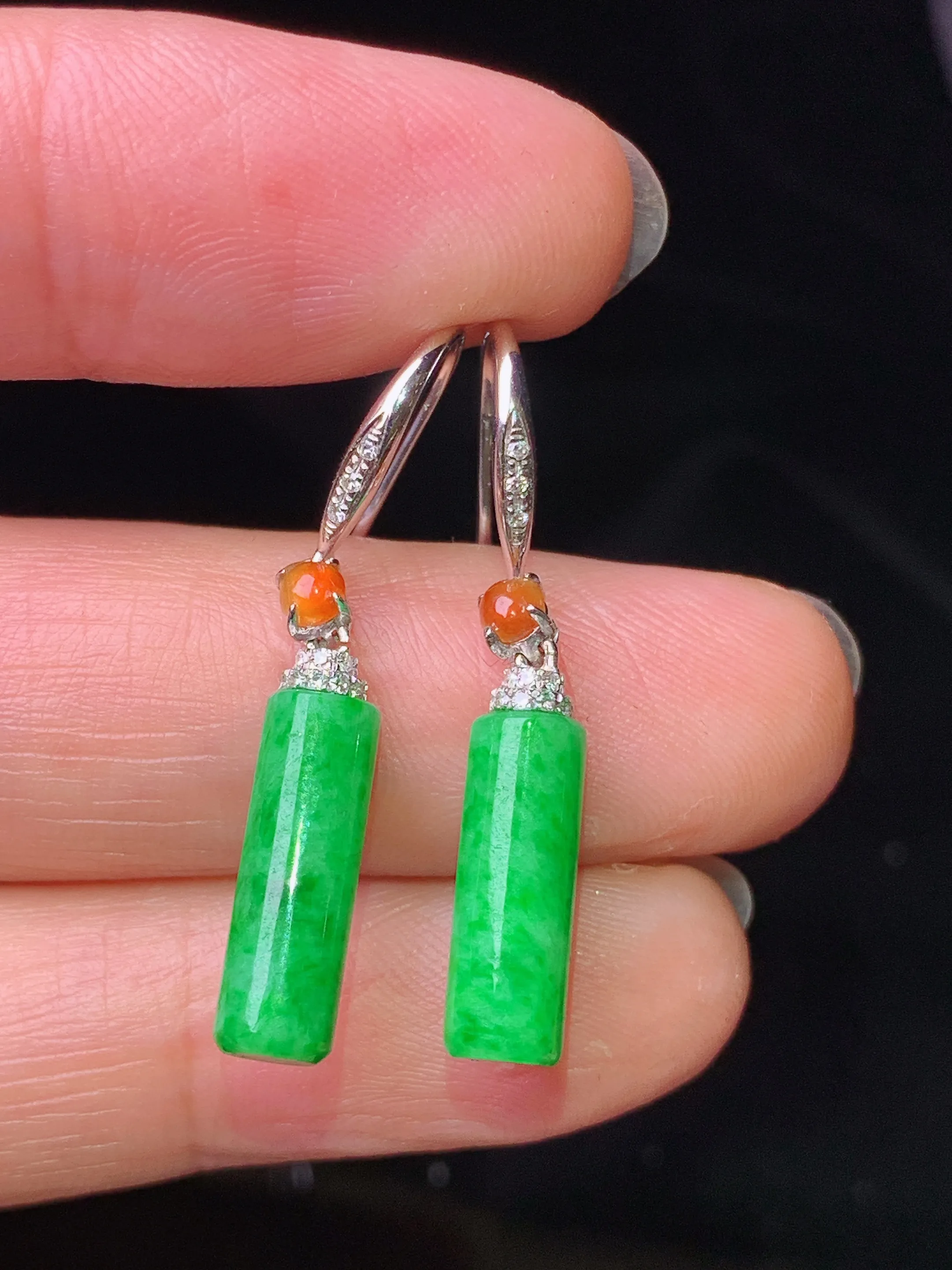 18k金钻镶嵌翠绿玉柱耳坠 玉质细腻 色泽艳丽清新 整体尺寸31*4.8