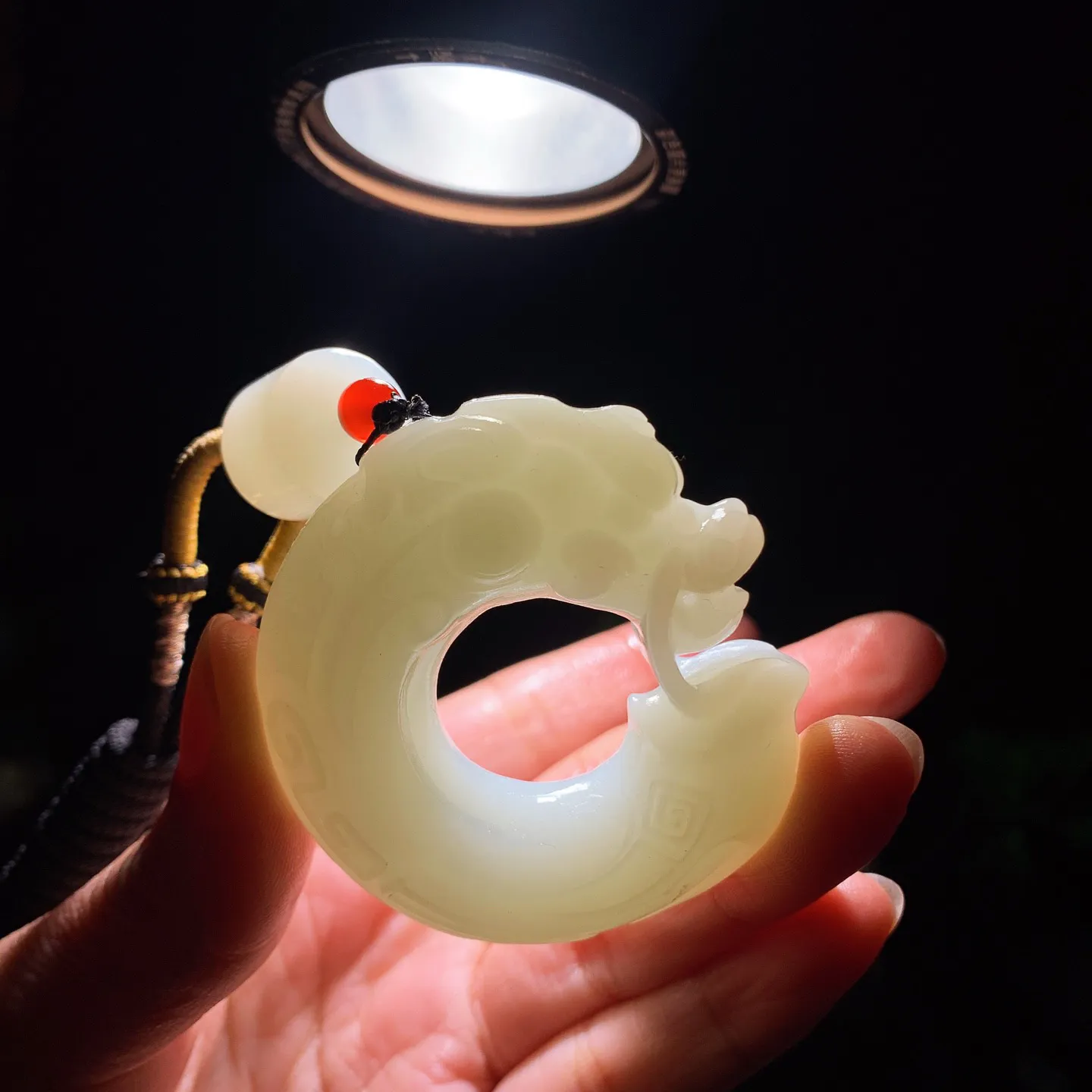 新疆和田玉白玉龙佑一方龙钩挂件 尺寸53/51/15重73.8克。玉质细腻油润。手推出油。佩戴高端典雅。lt260207