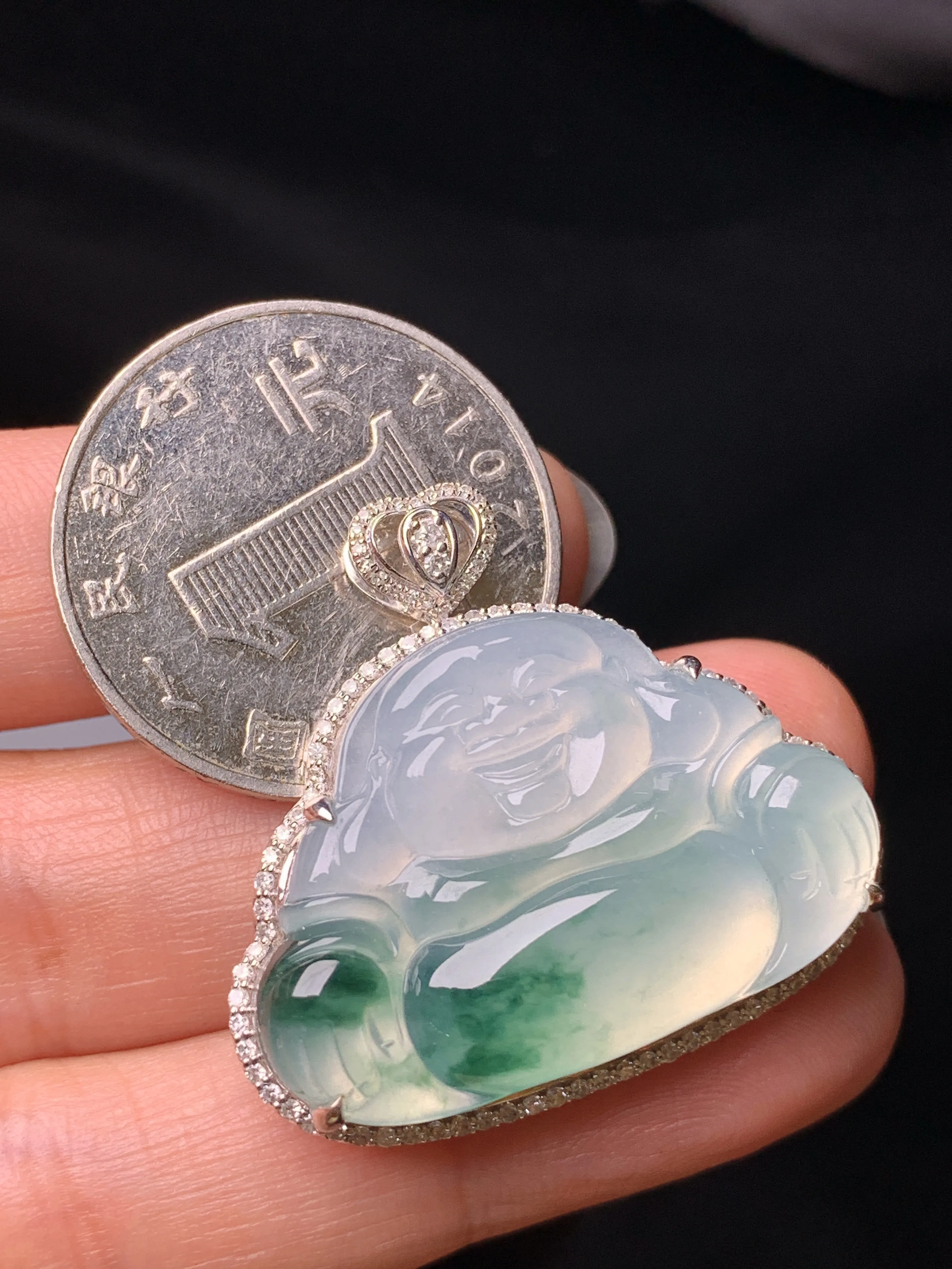 18k金钻镶嵌冰种飘绿佛公吊坠 玉质细腻 色泽艳丽清新 整体尺寸29.2*32*8.8