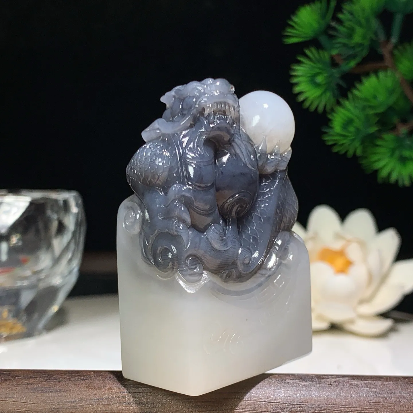 新疆和田玉羊脂白籽料青花龙佑一方印章 尺寸56/36/20重98.5克。玉质细腻油润。手推出油。佩戴高端典雅。lt260207